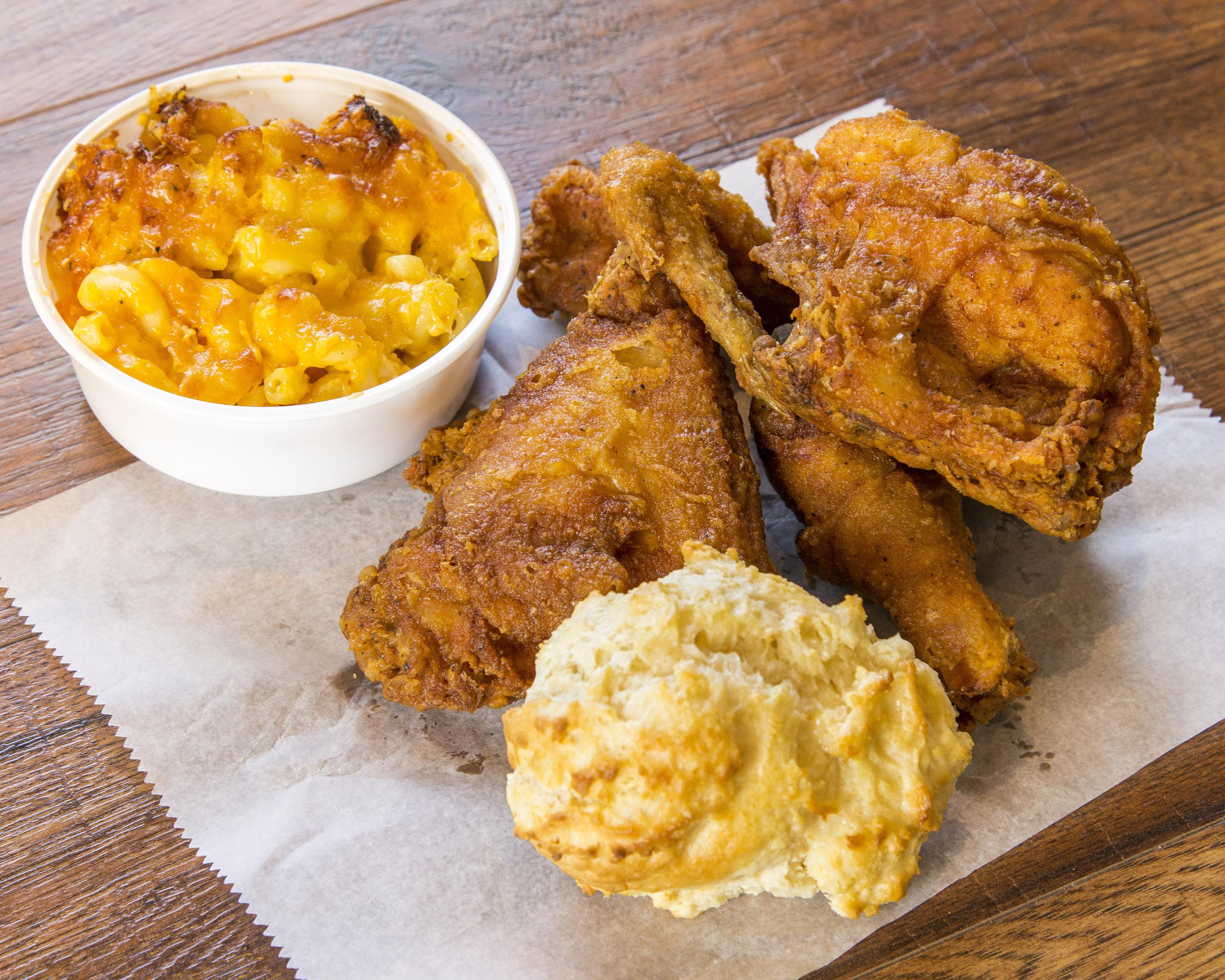 This Fried Chicken Combo w/ Biscuit and Mac n Cheese [oc] r/FoodPorn