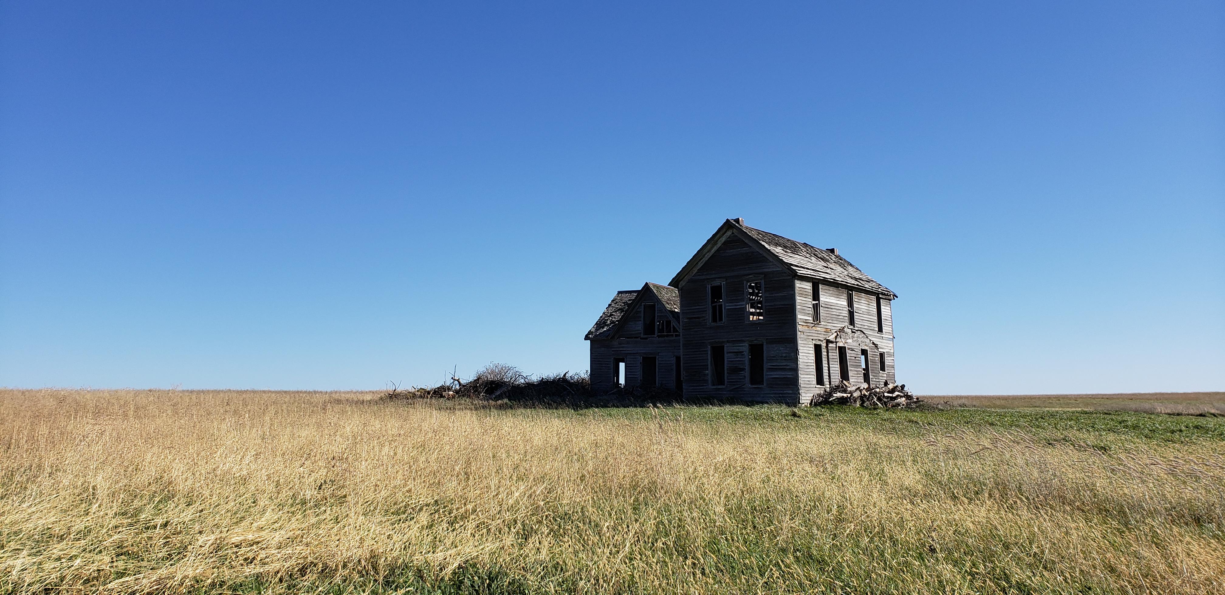 Abandoned farmhouse south of Summerfield, KS [4032x1960] r/AbandonedPorn