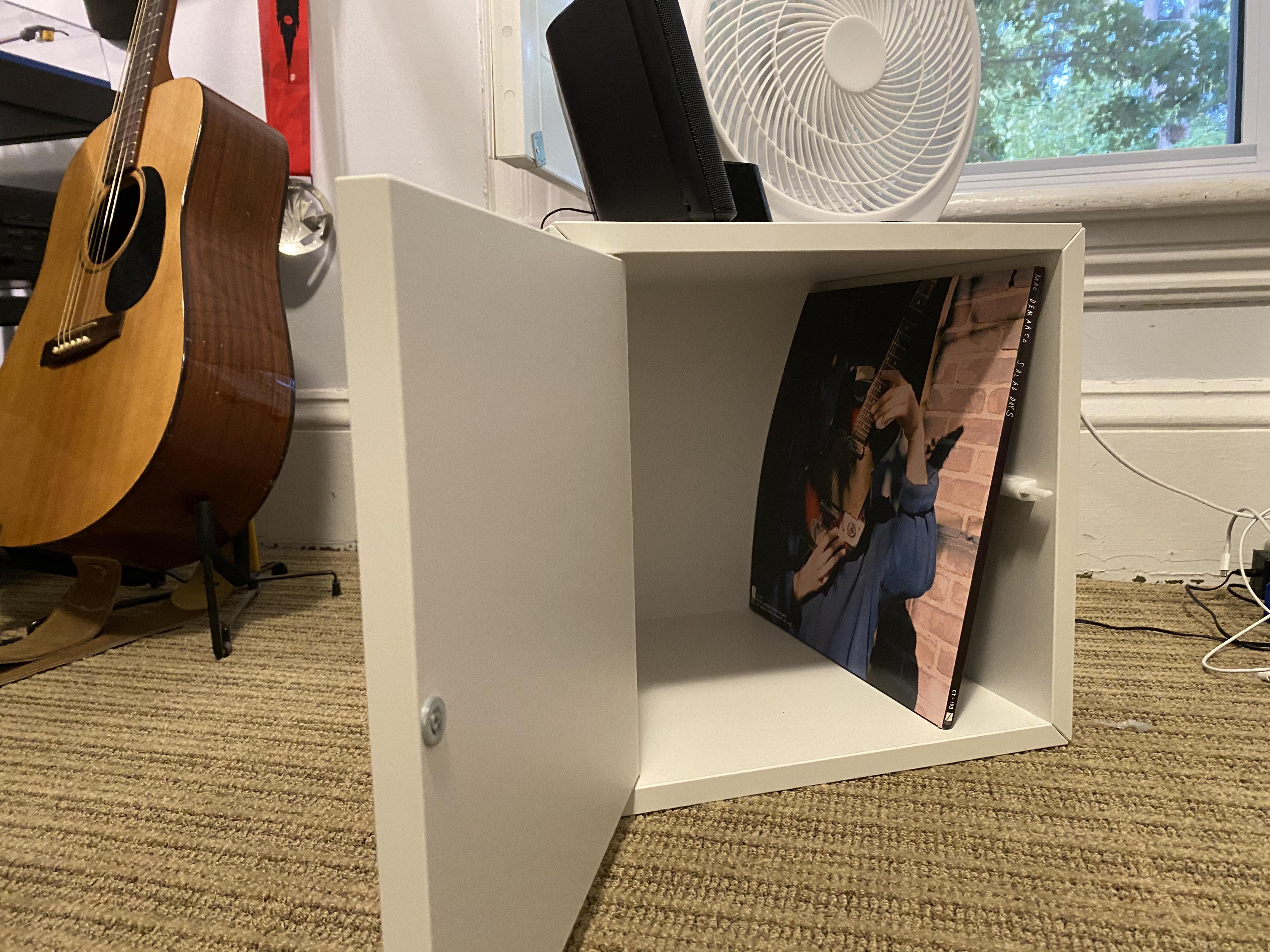 I’m trying to remove the door of my EKET to make it able to