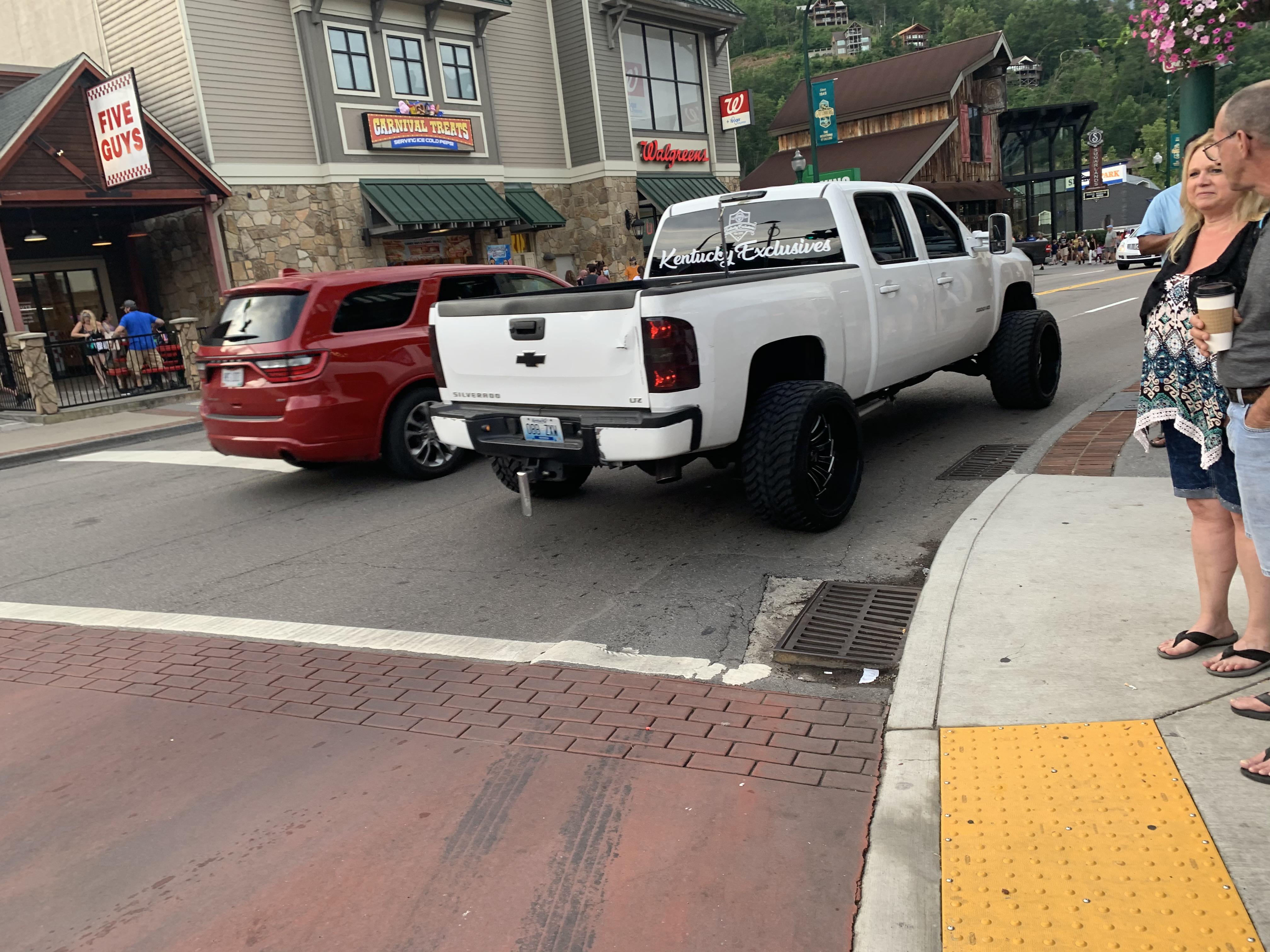 Wide truck spotted in Gatlinburg r/ShittyCarMod