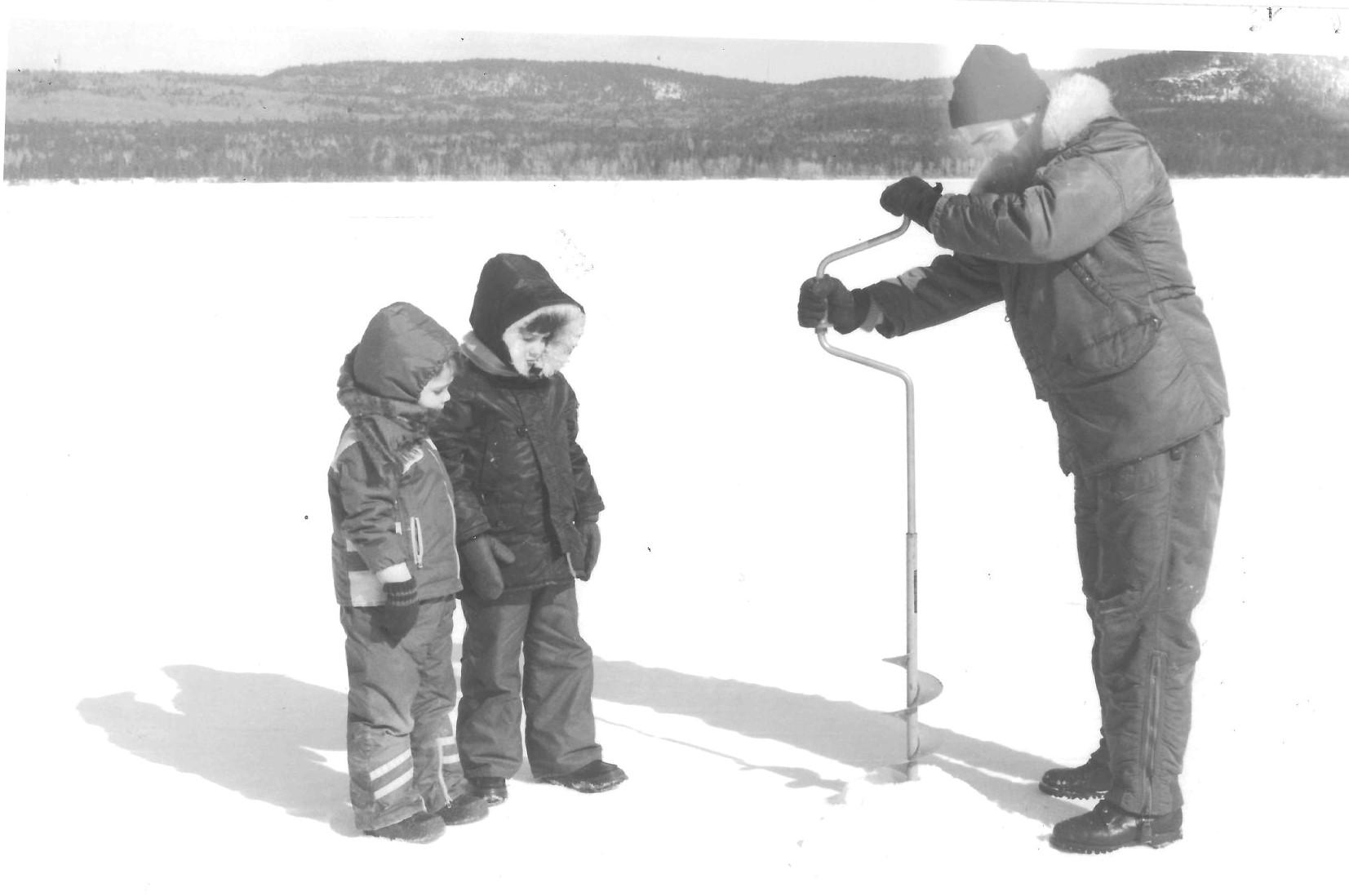 Kids ice fishing on the Ottawa River [1978] r/OldSchoolCool