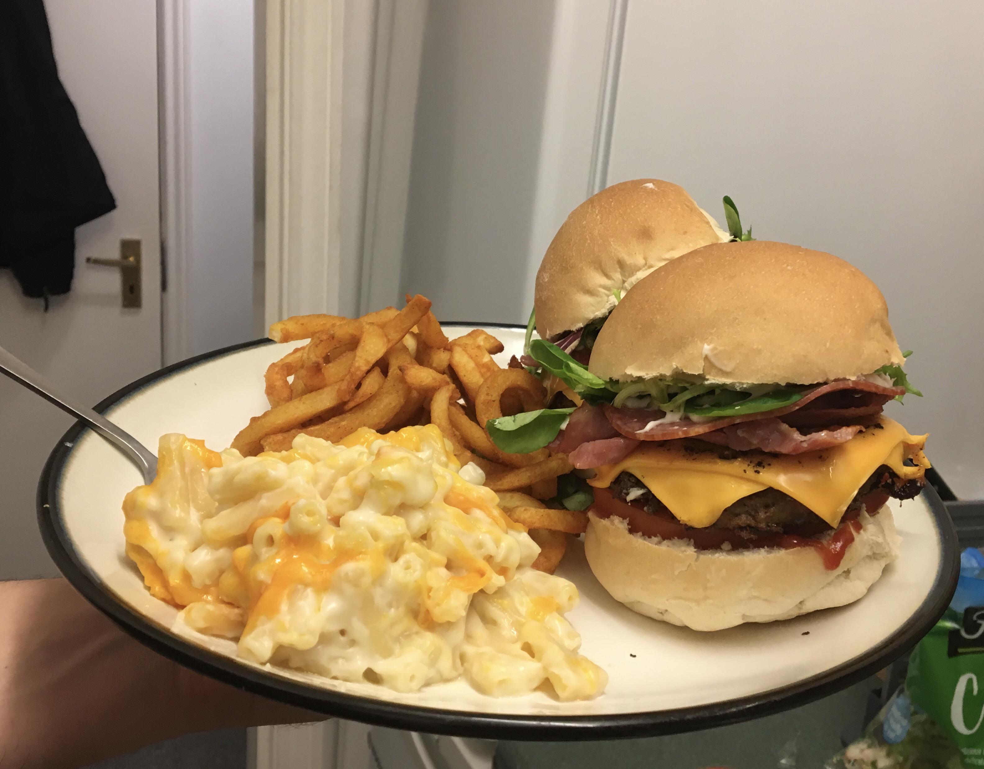 [Homemade] Bacon cheeseburger with curly fries and mac n’ cheese r/food