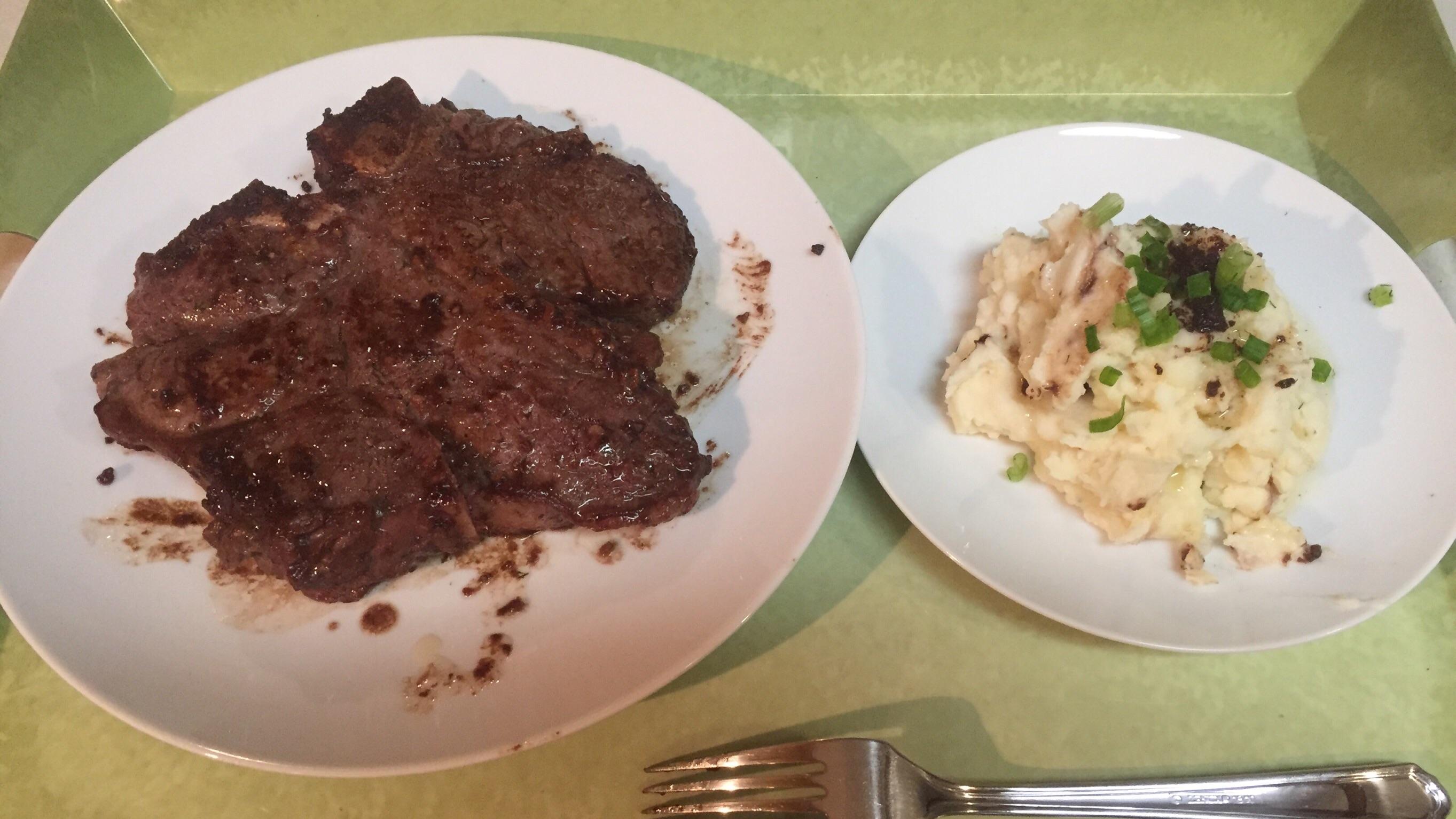 [Homemade] Mediumrare Porterhouse Steak with Garlic Mashed Potatoes