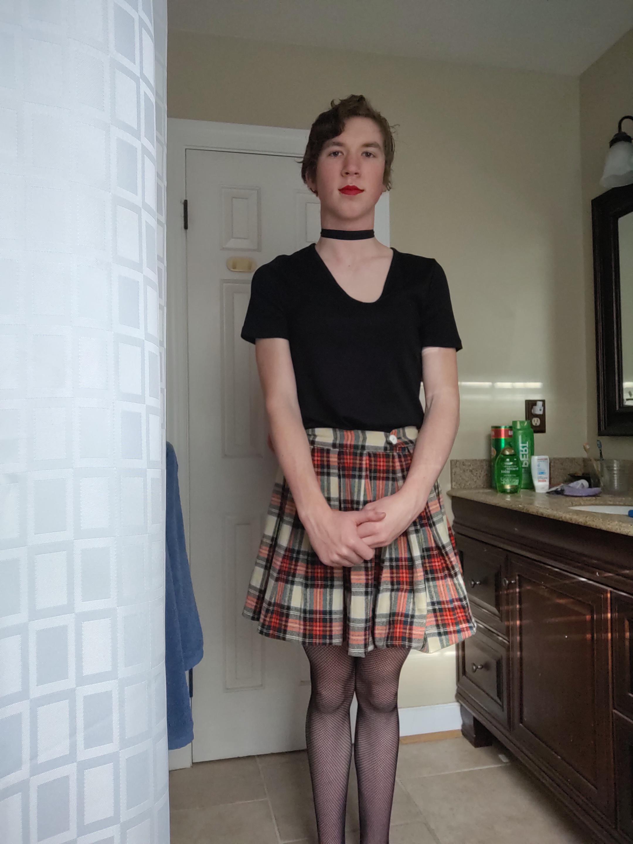 I'm 16 and trans but I think I pull off stockings and makeup like a fucking boss : r