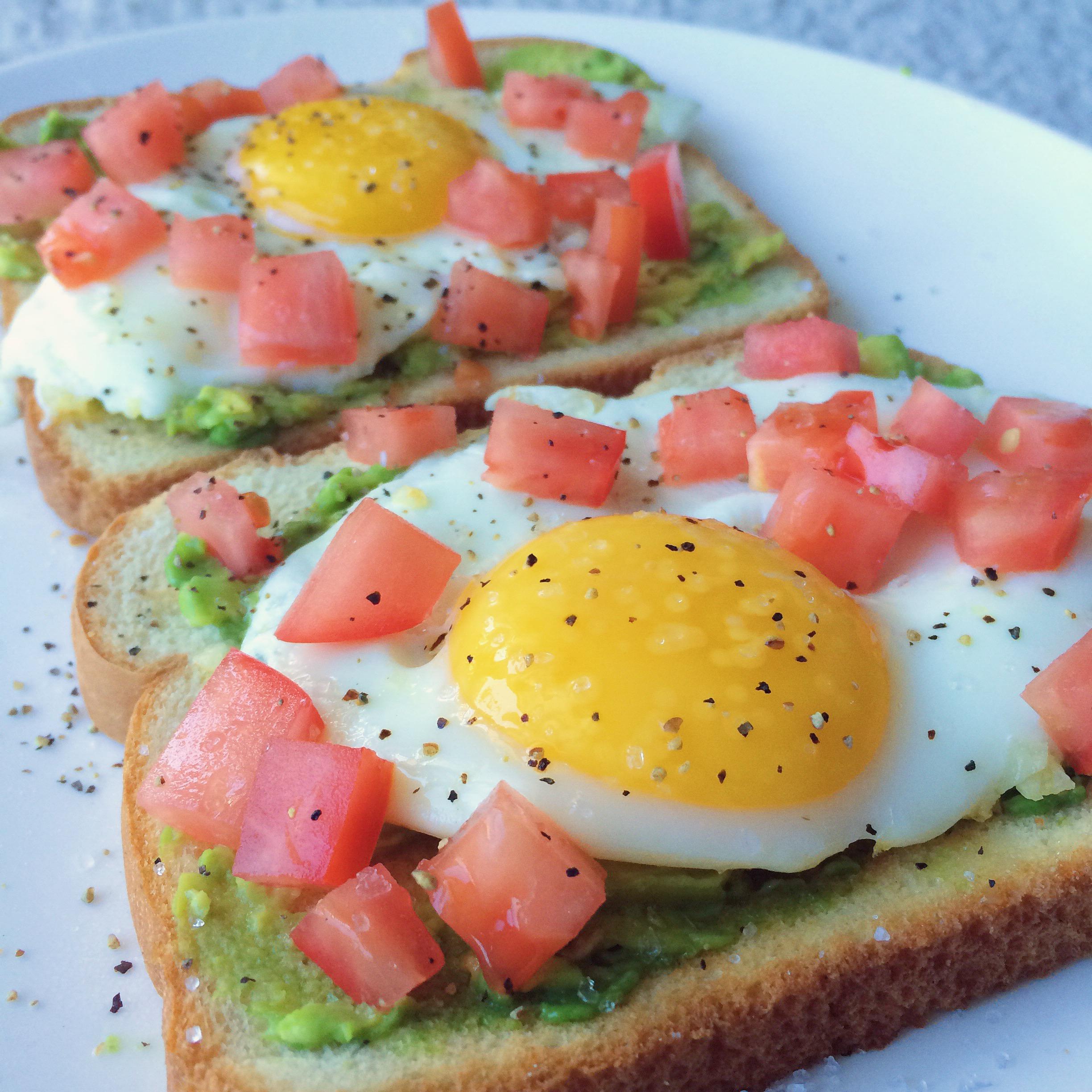 Avocado toast with sunny side up eggs and fresh tomatoes [OC] r/food