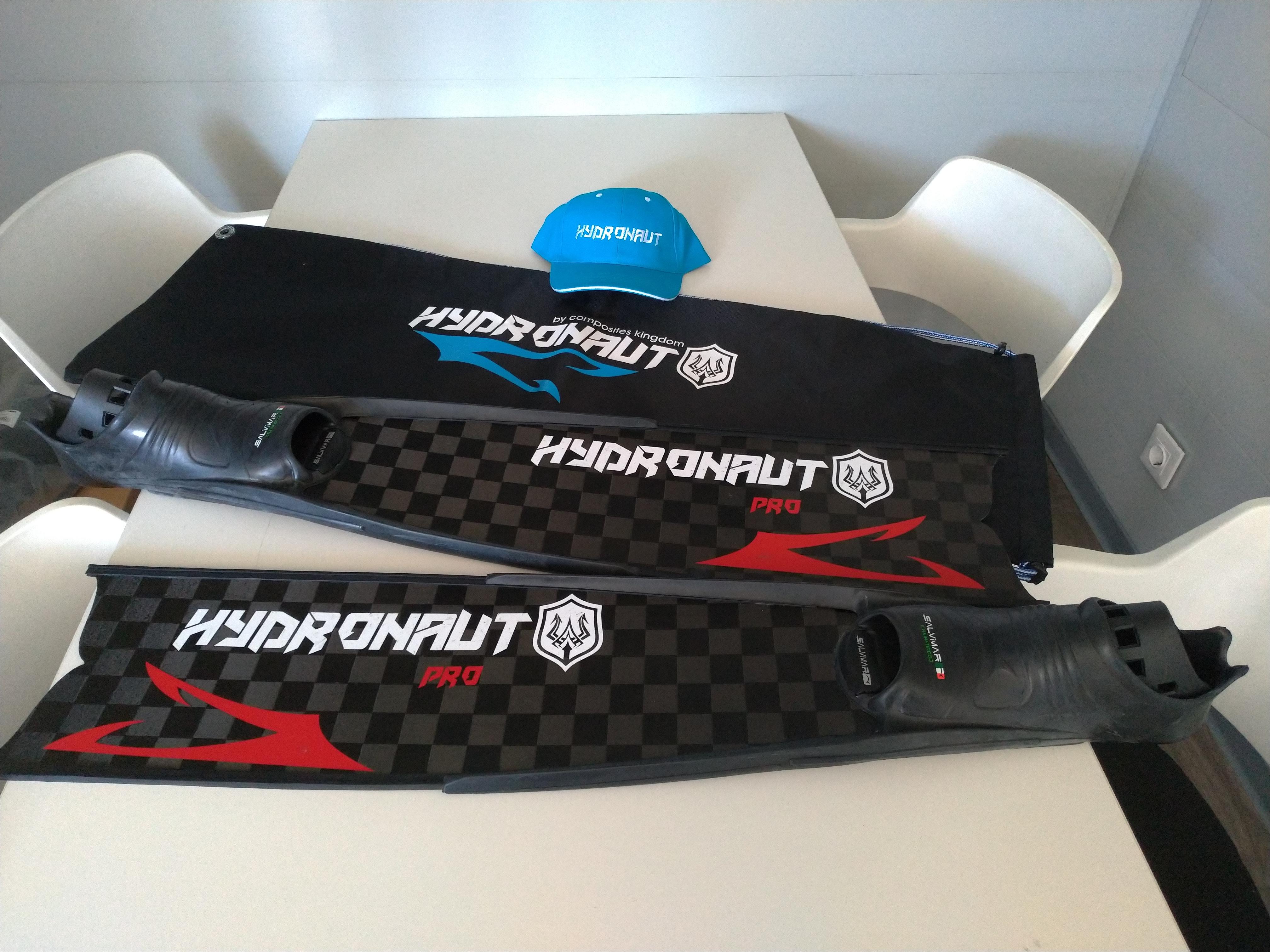 Our pack 100carbon fiber diving fins, see our website, www