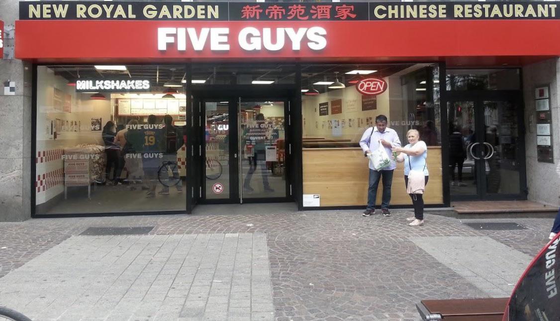 This Five Guys in Gare could be seen as a Chinese restaurant! r