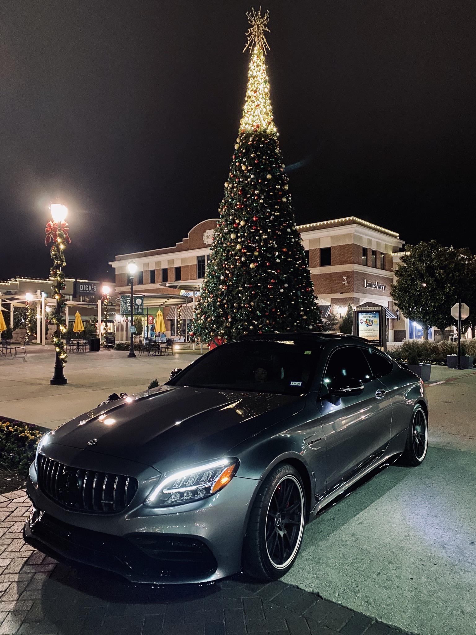 What a beautiful Christmas tree!! Excuse the C63 S in the way. r