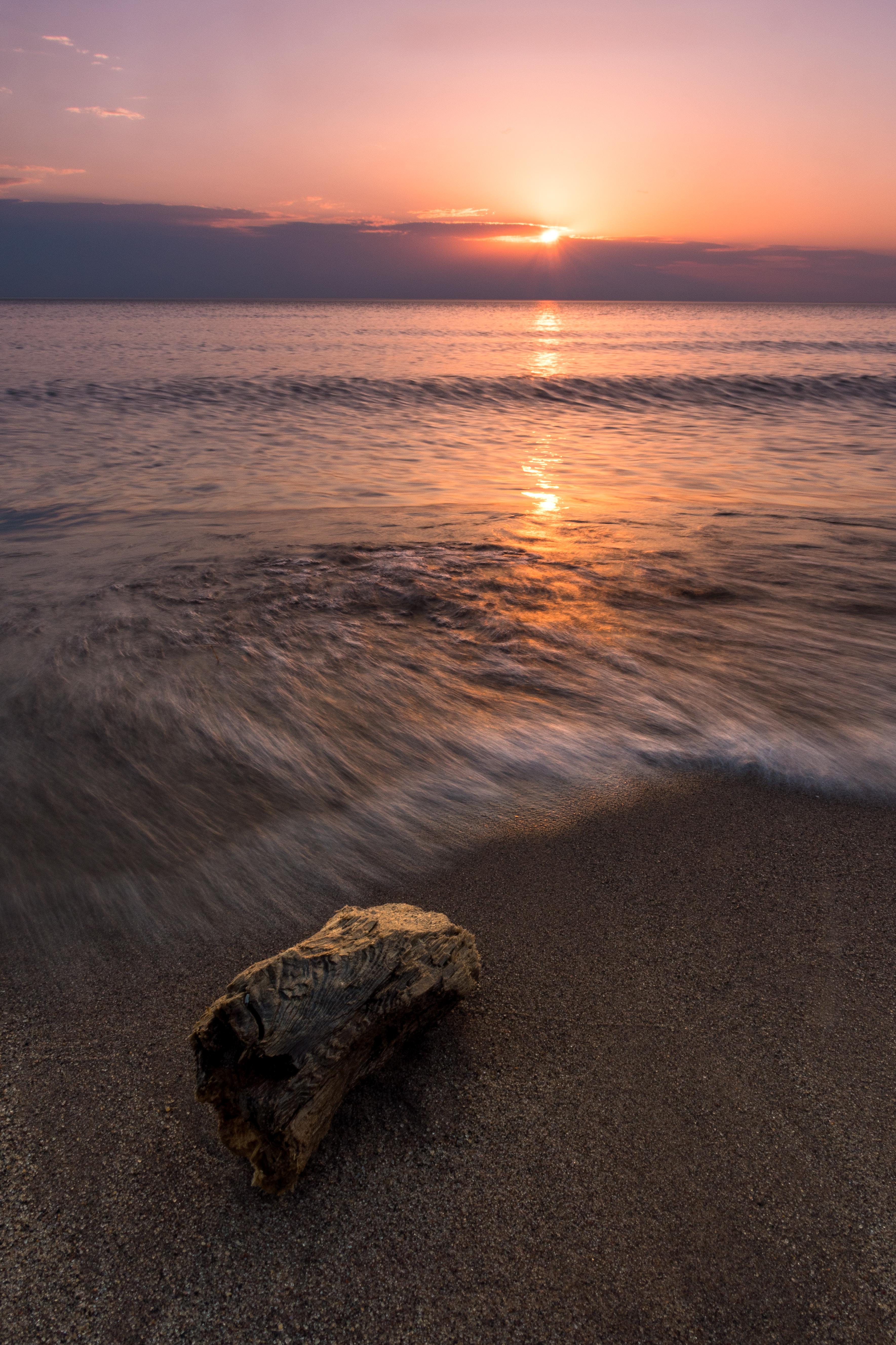 Sunrise at Park Point Beach in Duluth, MN [3538 × 5307] r/EarthPorn