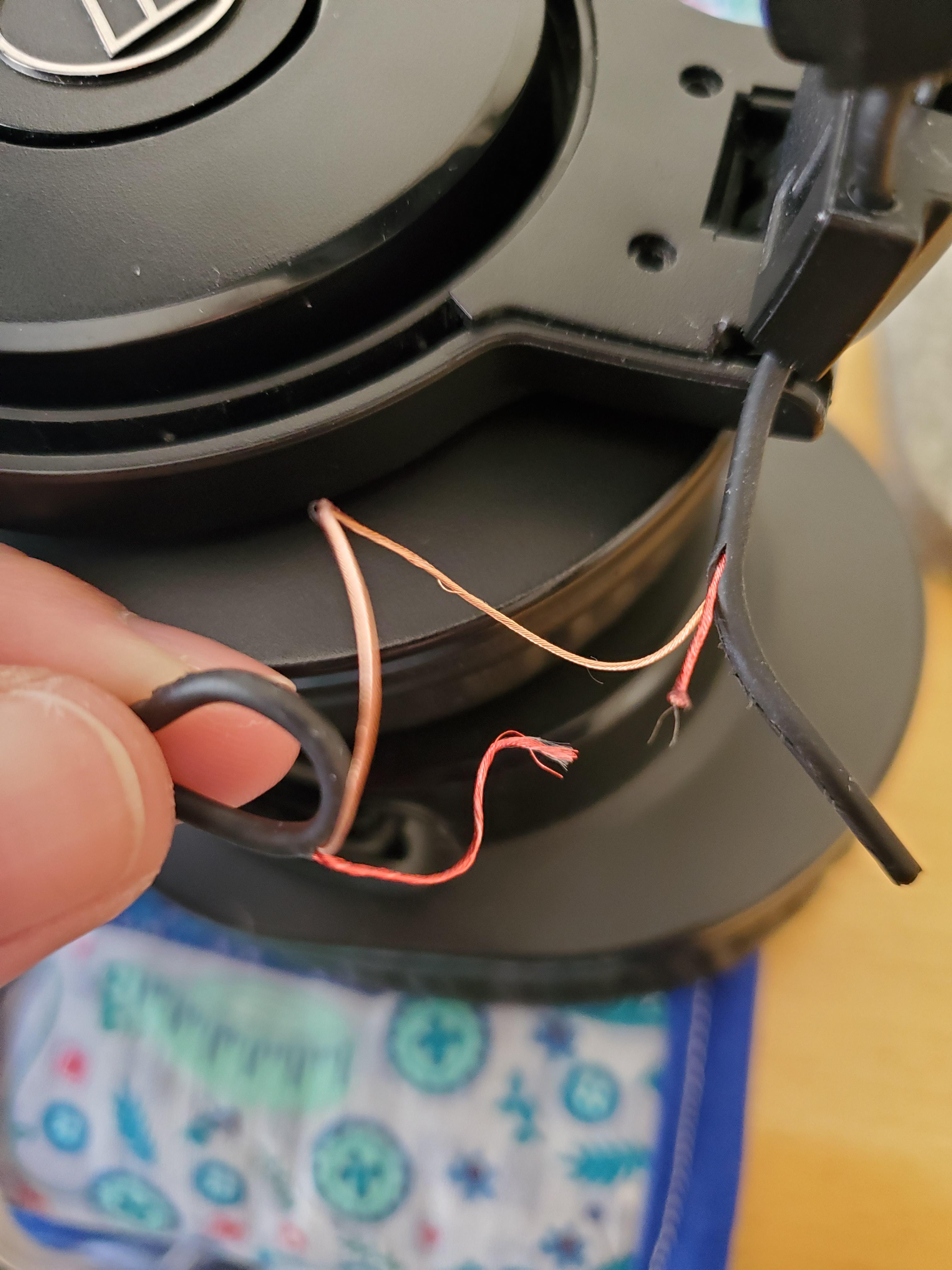 AudioTechnica ATH M30x lost sound in right ear, narrowed down to this