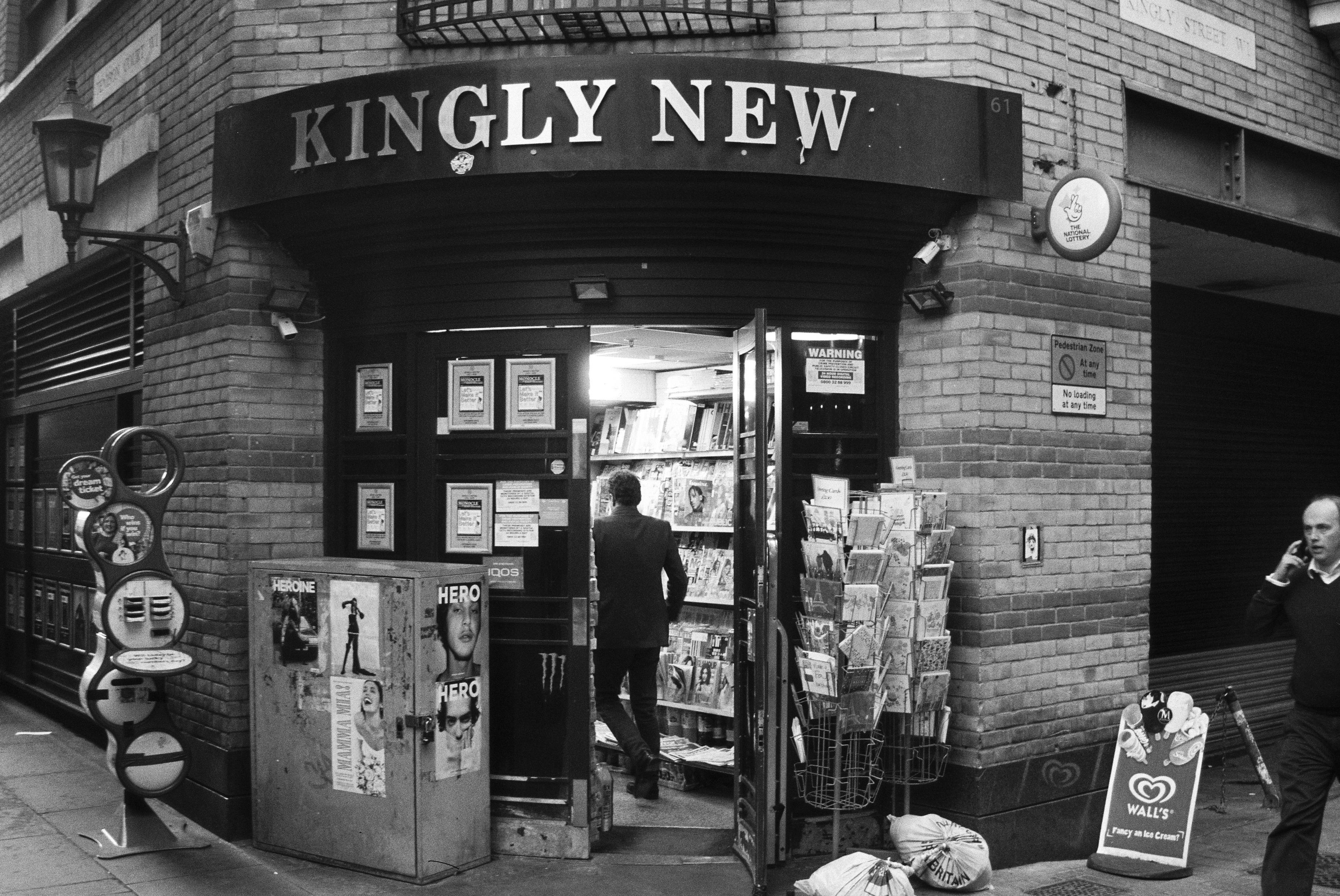 rush. [Canon AE1, 3570mm, Ilford HP5] (London) r/streetphotography