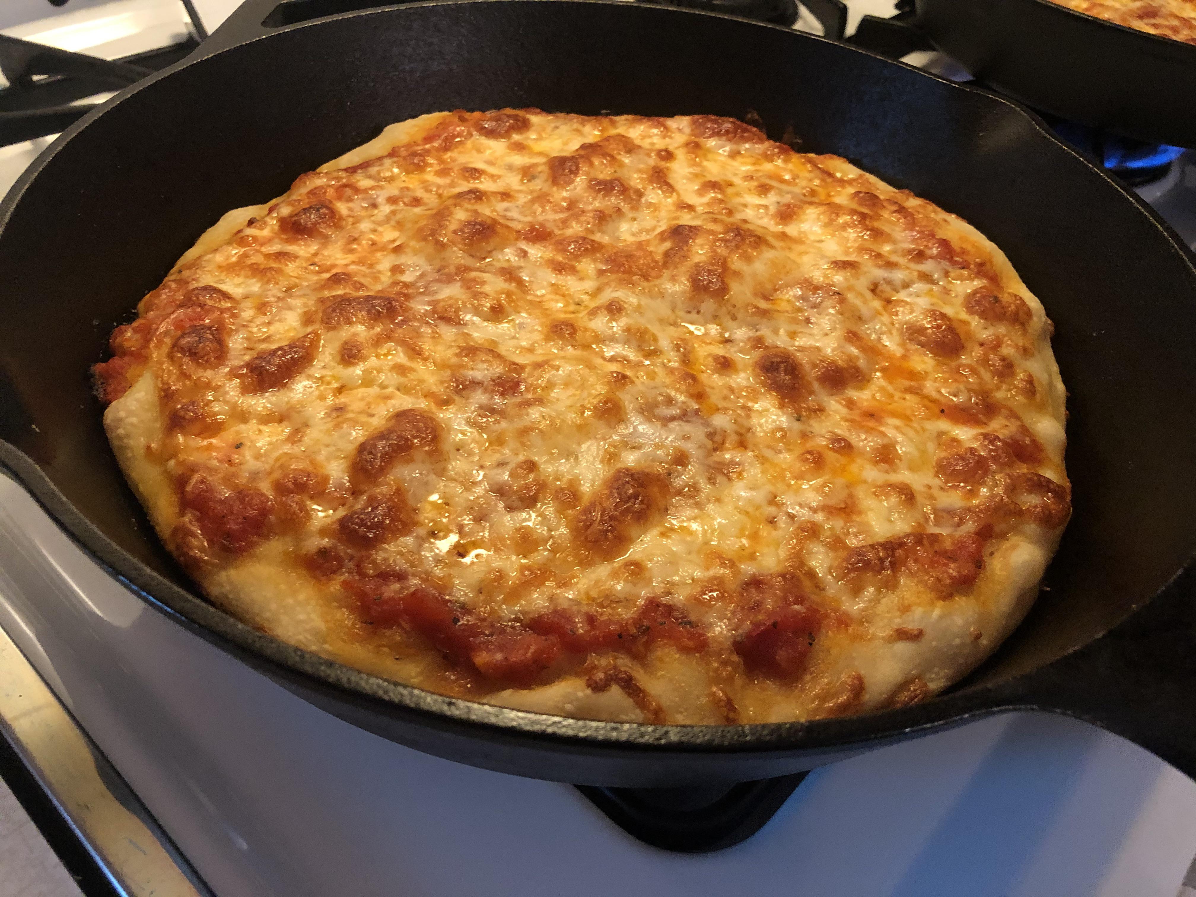 [Homemade] Cast iron skillet pizza r/food