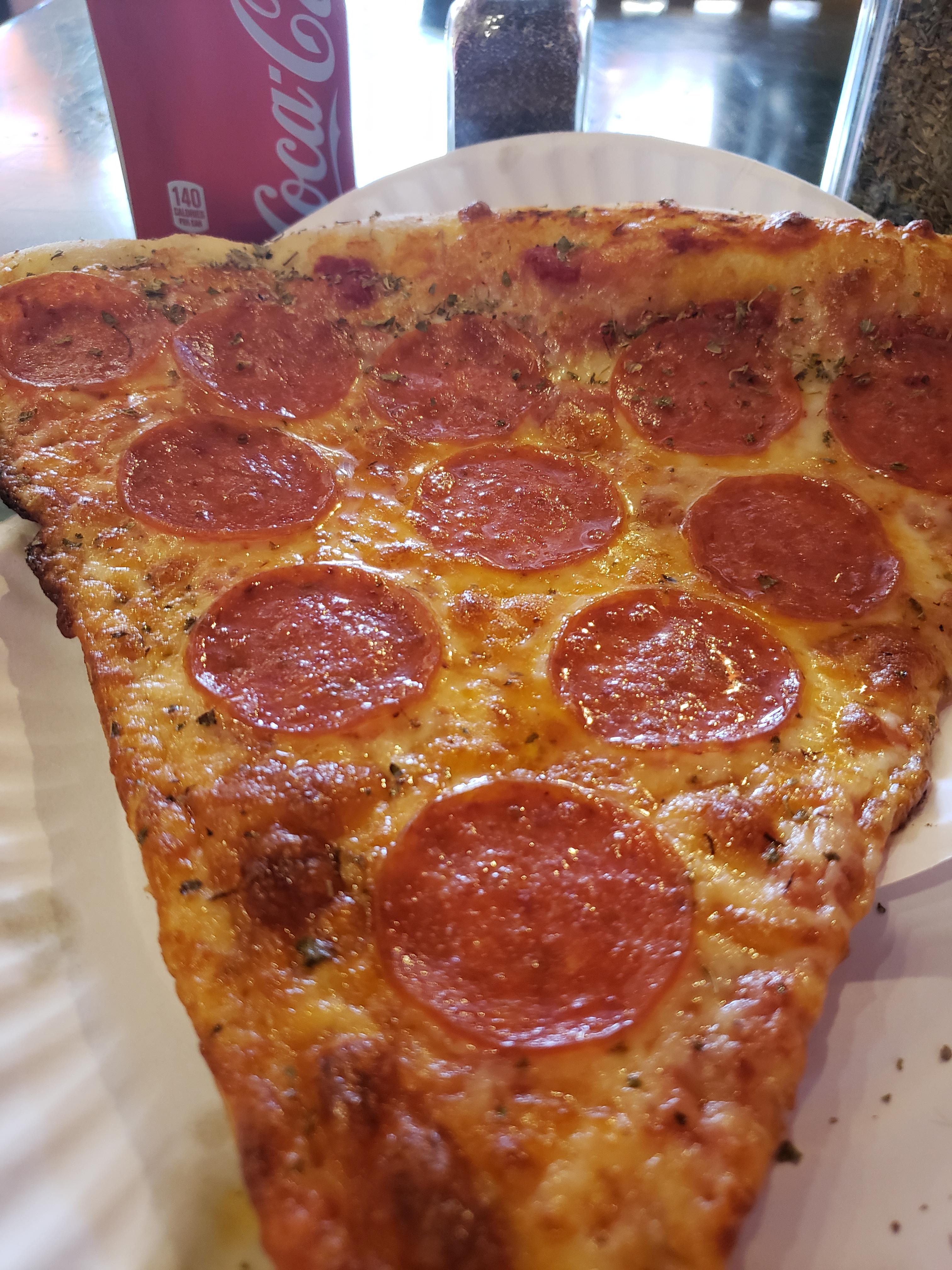 That hittah. roni slice with classic cola r/Pizza