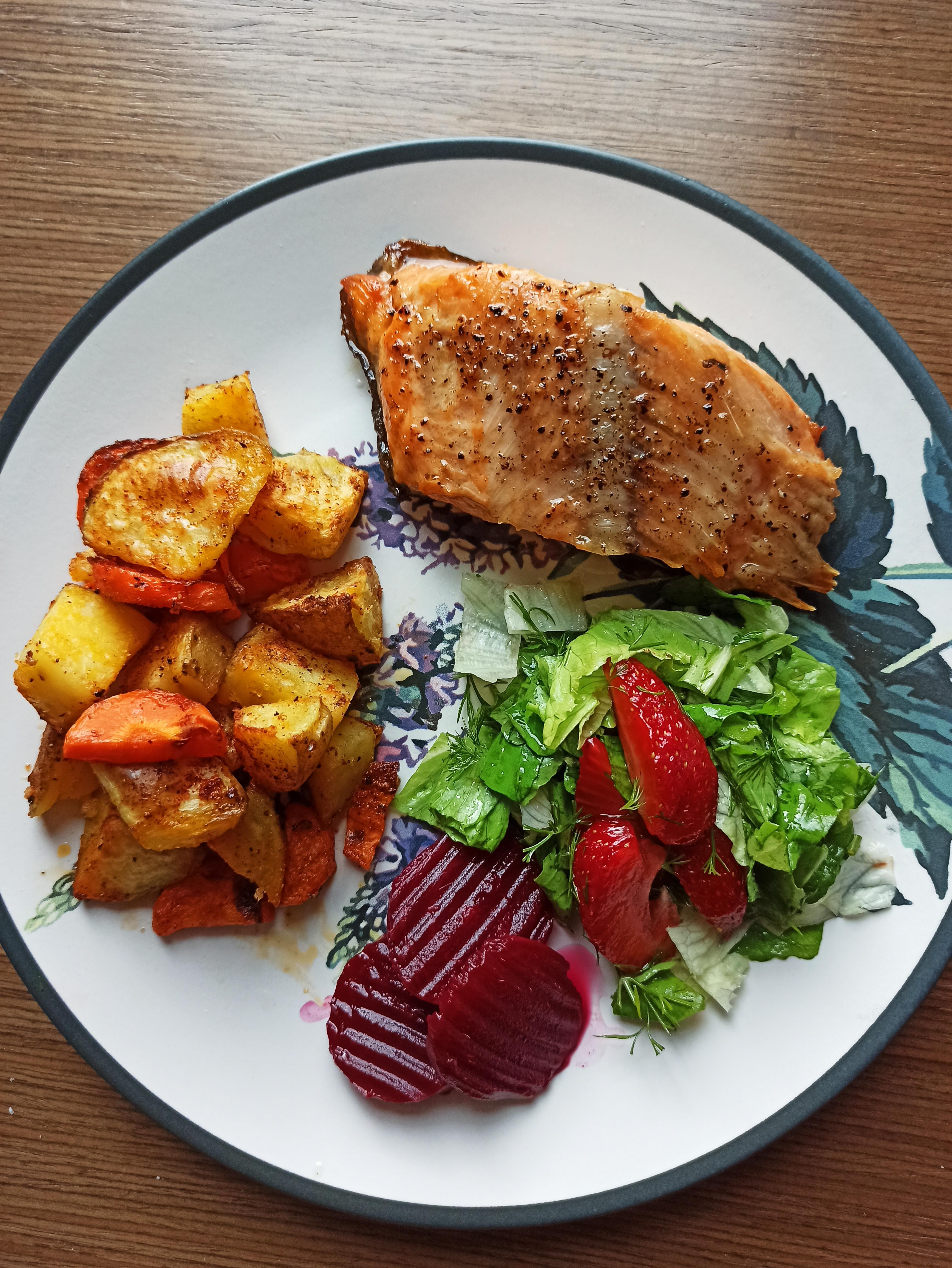[Homemade] Baked salmon with roasted veggies, arugula&strawberries