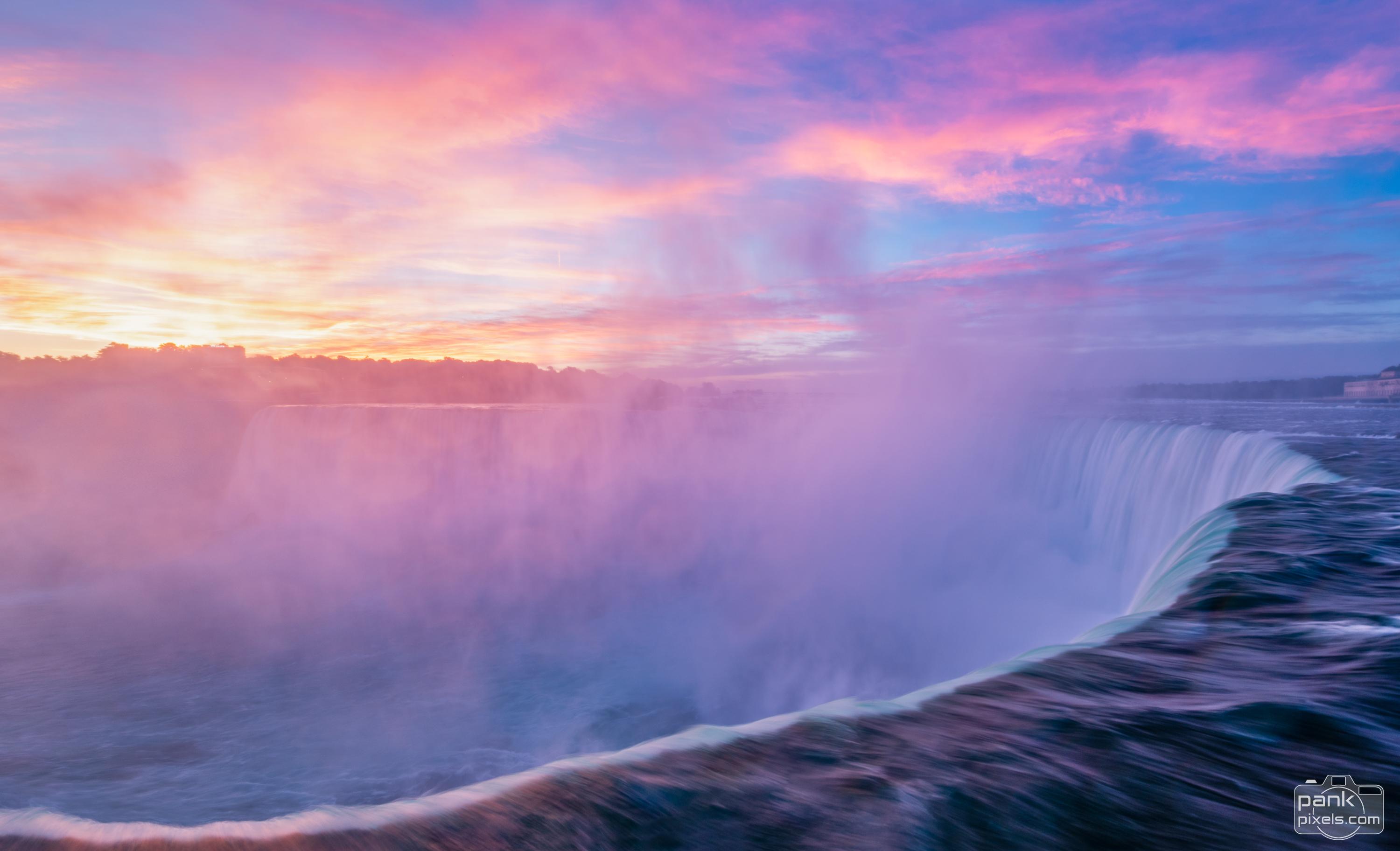 Spectacular Sunrise at Niagara falls, Ontario, Canada [OC][3000x1824