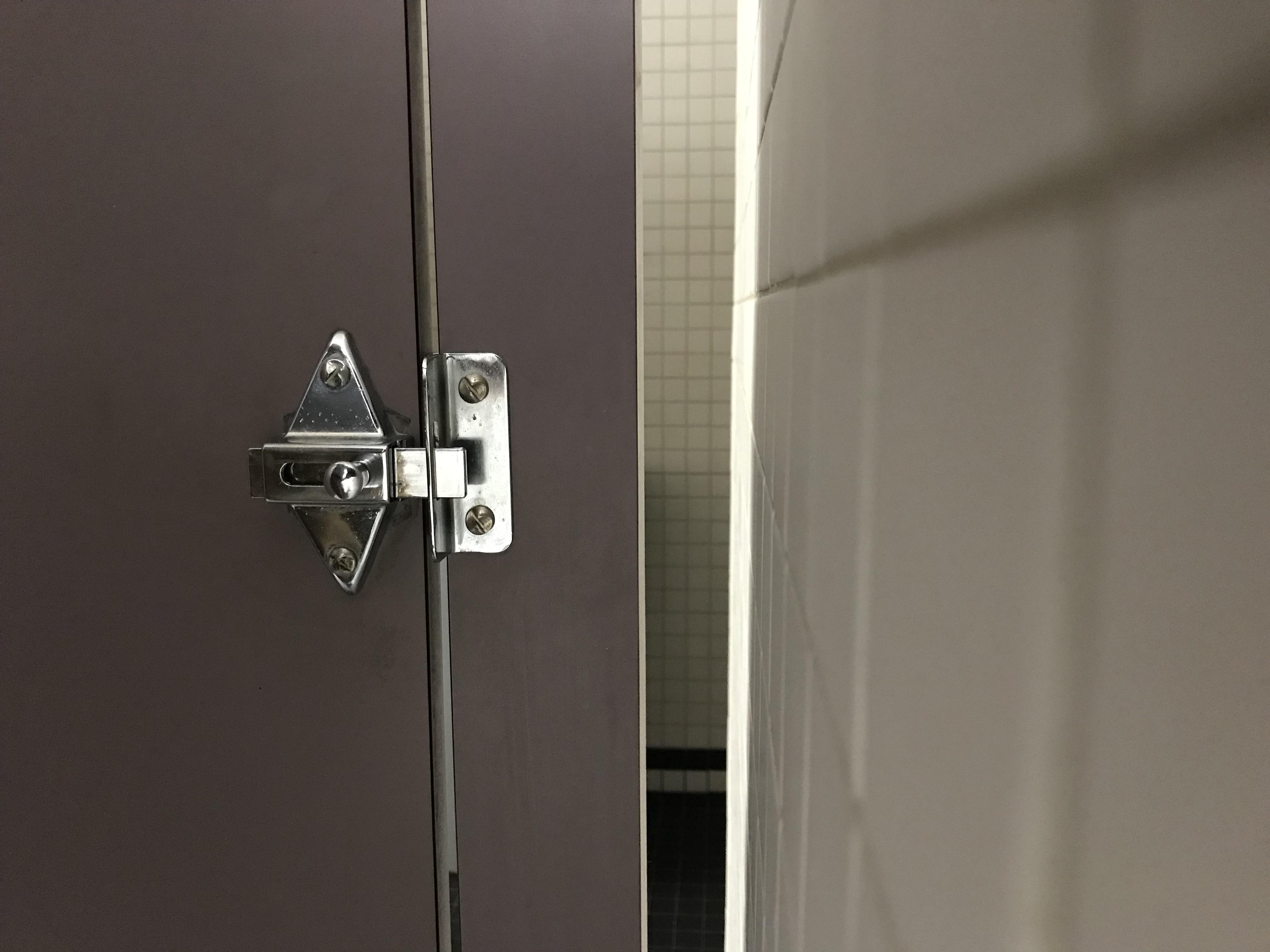 The near inchwide gap in this bathroom stall r/mildlyinfuriating