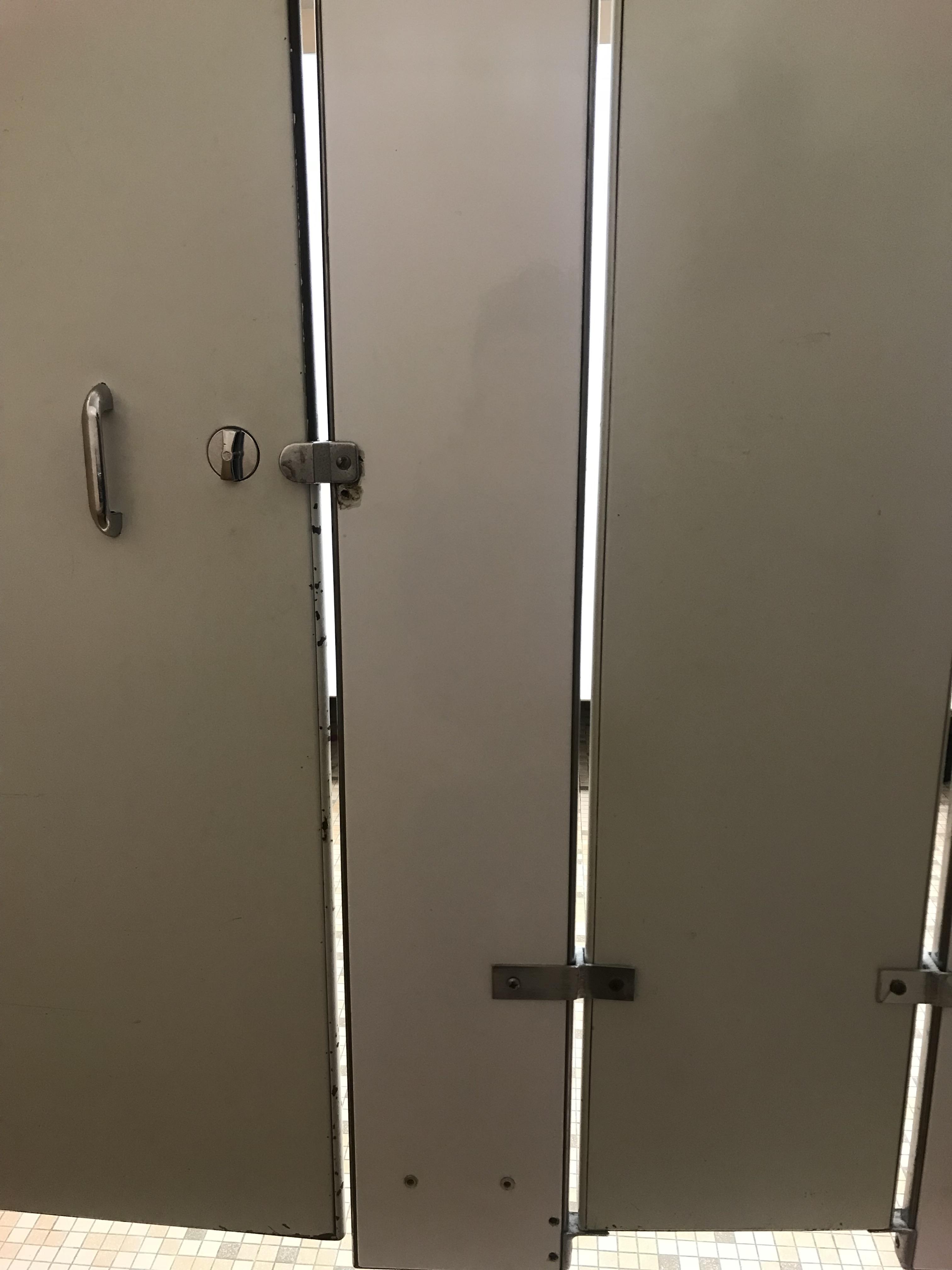 These gaps directly across from the toilet... r/CrappyDesign