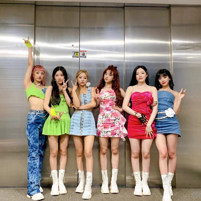 Anyone know what these shoes are? r/KpopFashion