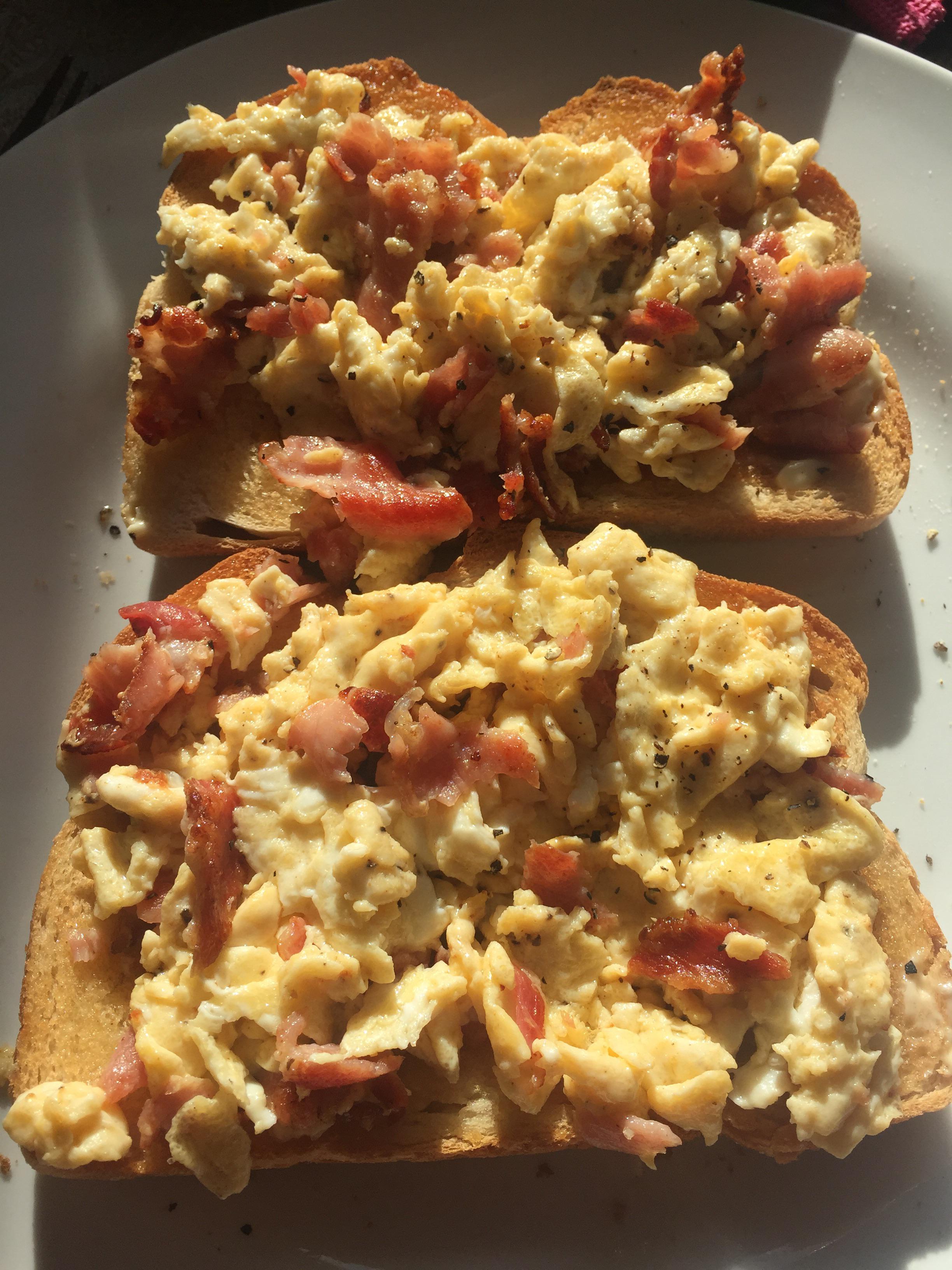 Scrambled eggs and smoked bacon on toast UK_Food