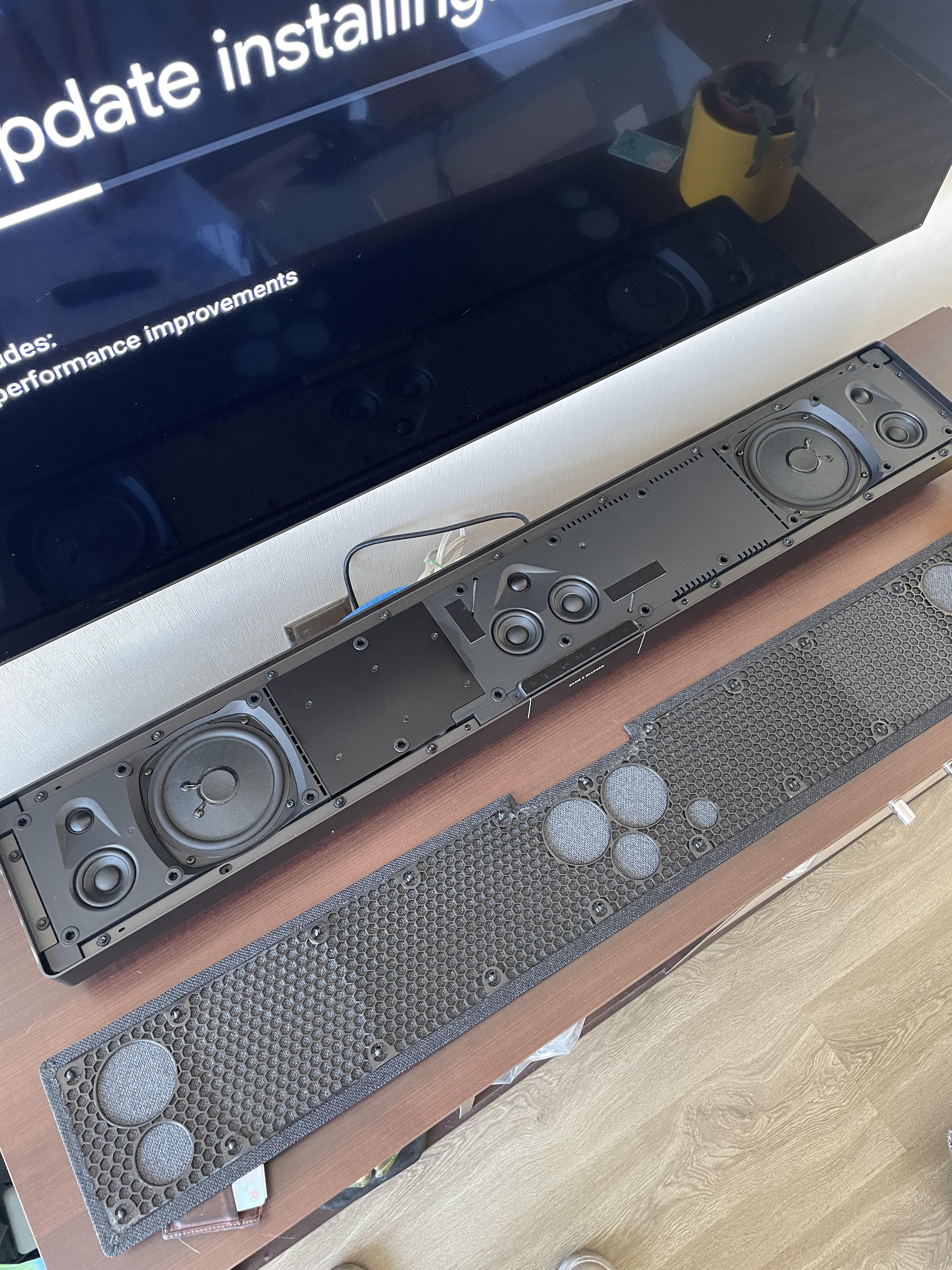 If anyone was wondering, the Verizon stream tv Soundbar pro may look