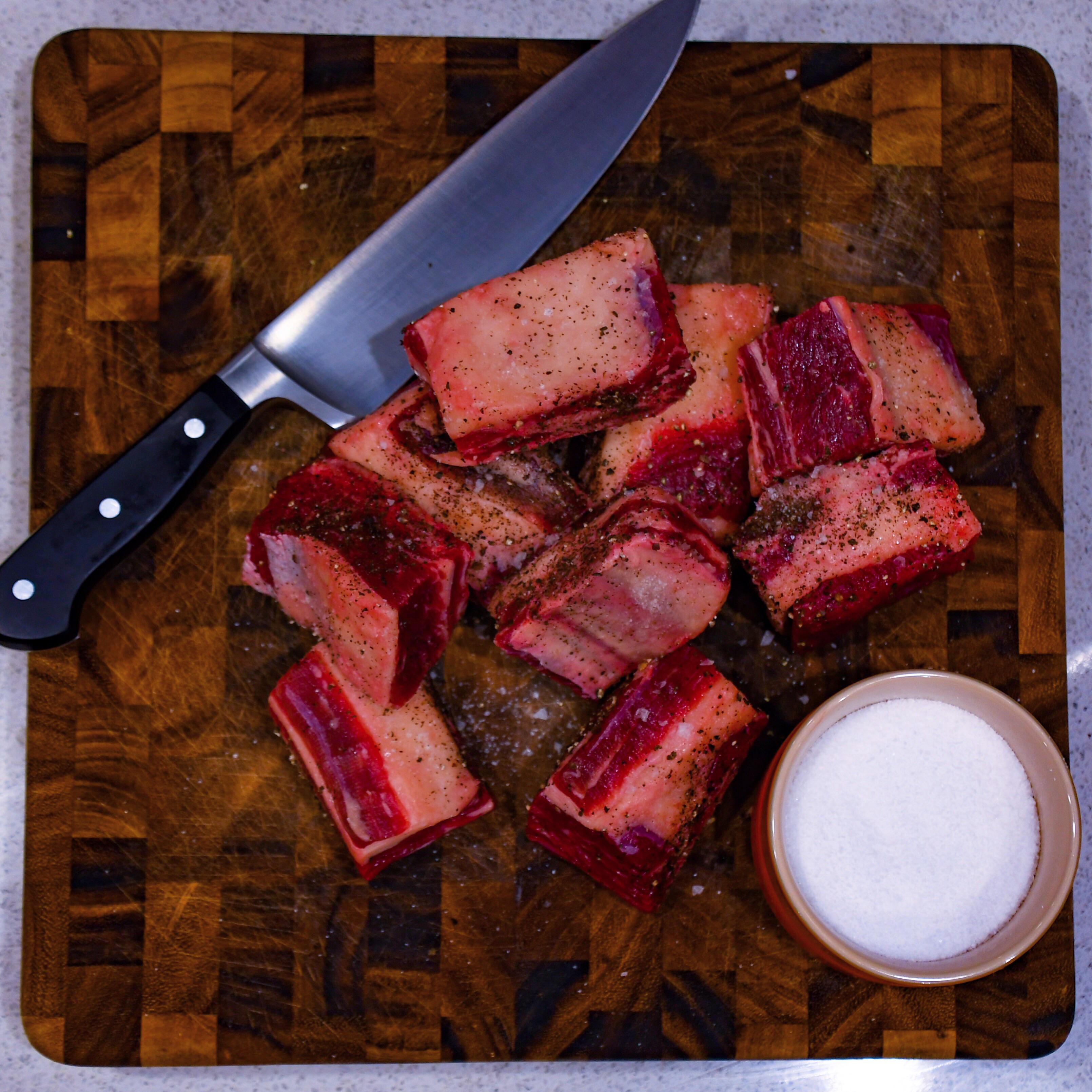 Seasoning short ribs to go on the smoker tomorrow r/FoodPorn