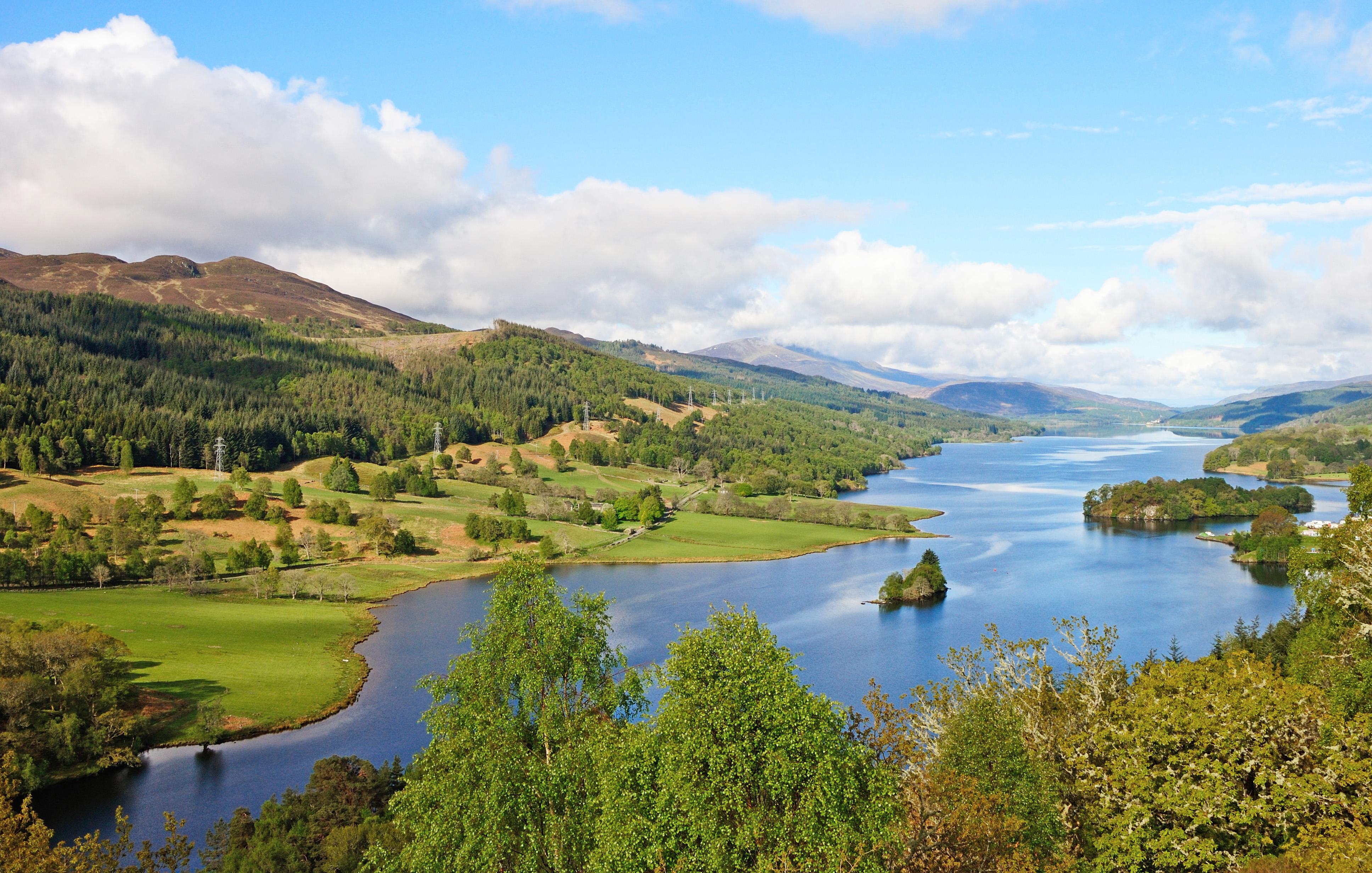 Loch Tummel, Scotland as seen from the Queen's View [OC][3872x2465] r