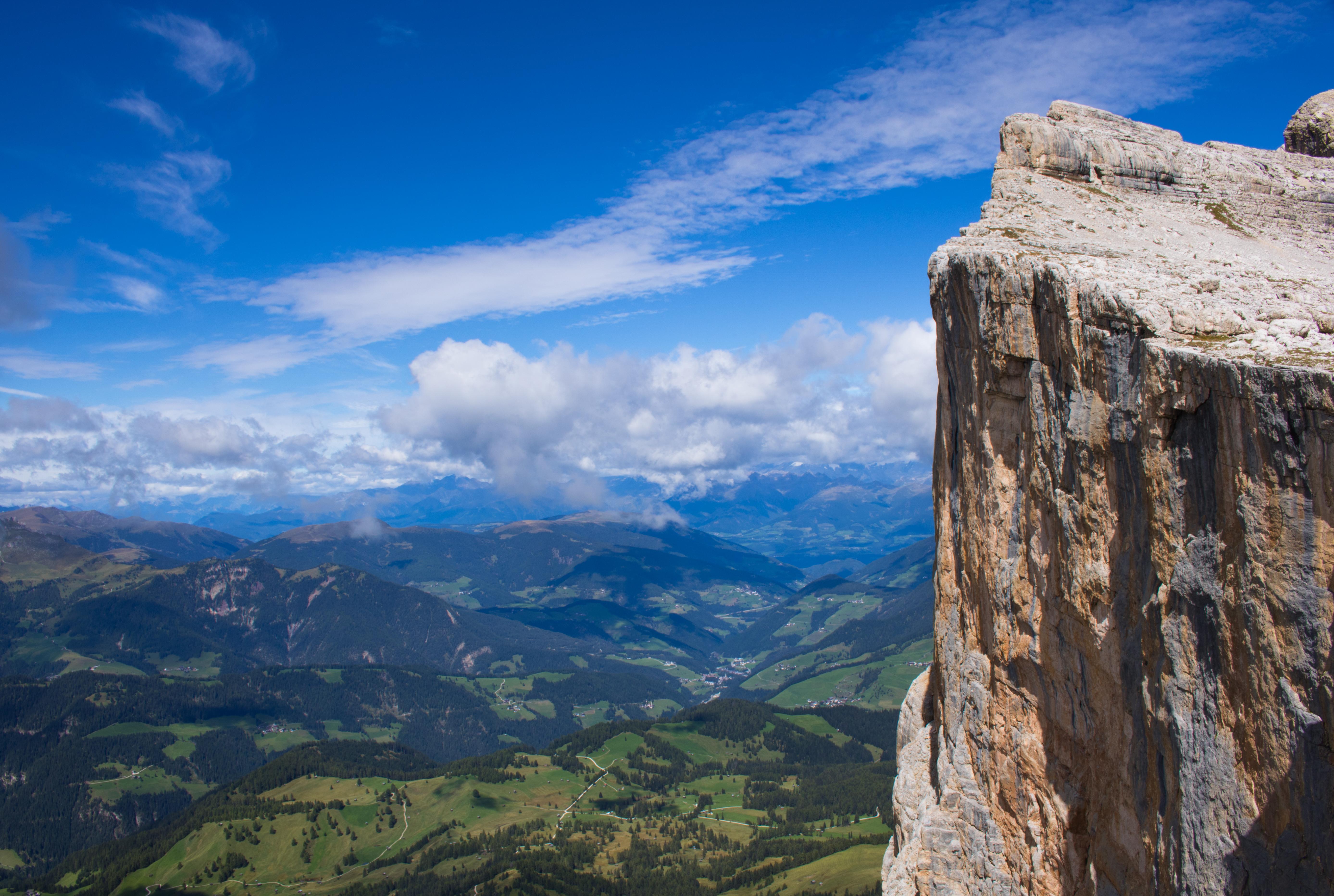 Sheer Cliff in the Dolomites, Italy [OC] [5550x3730] r/EarthPorn