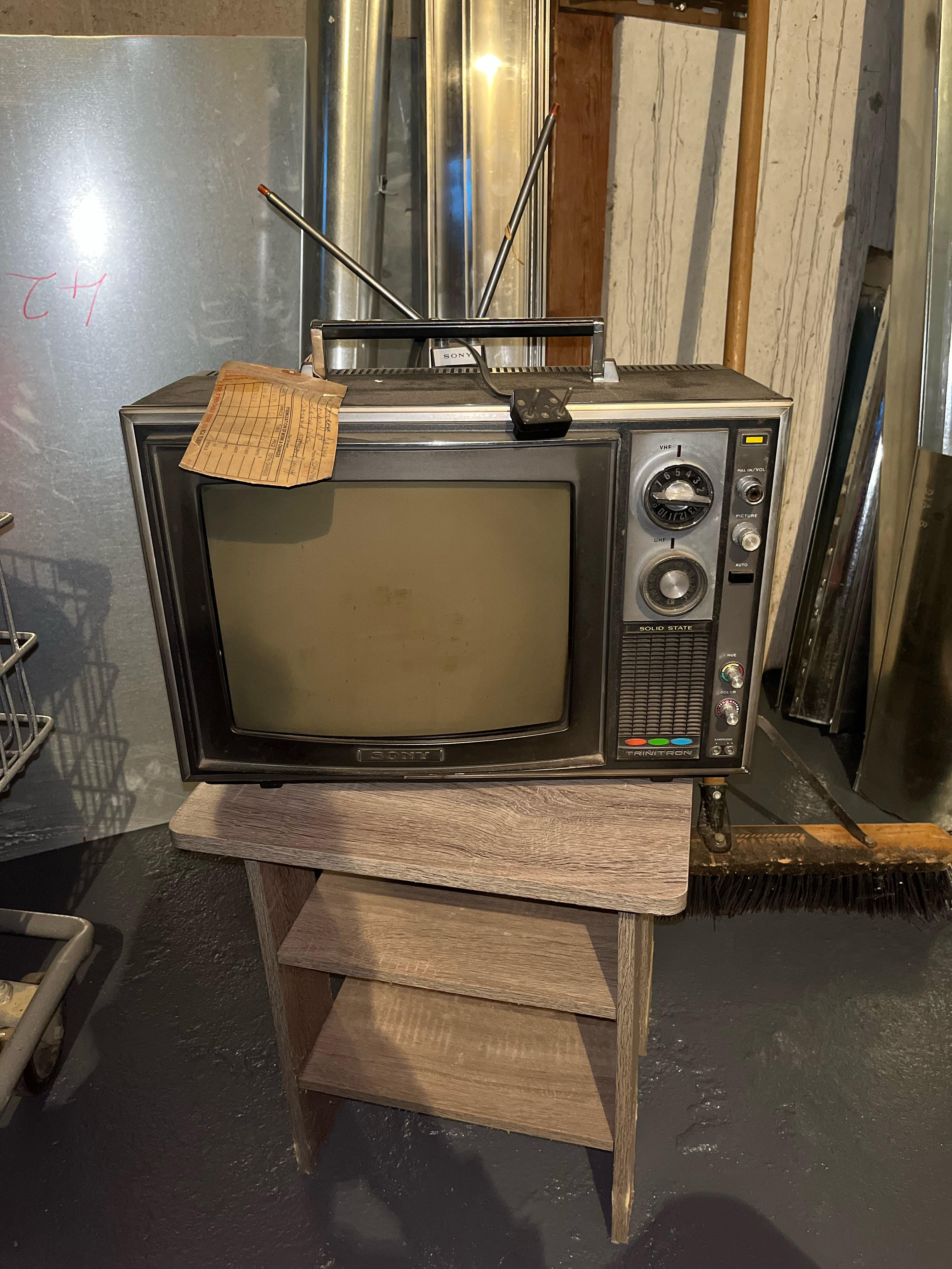 I found this old Sony trinitron tv is it worth anything? r/Antiques