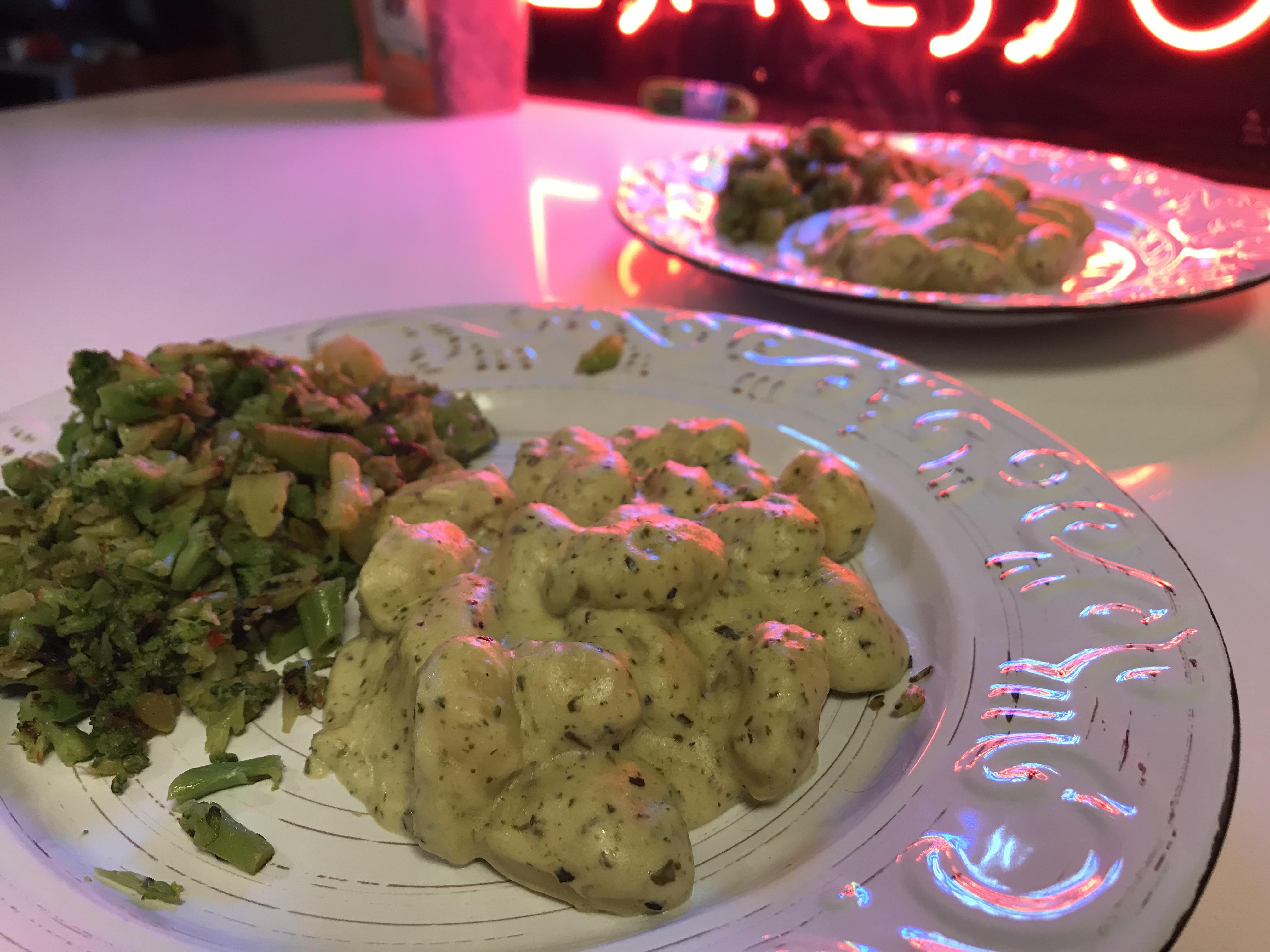 Potato gnocchi in Alfredo with broccoli! r/dinner