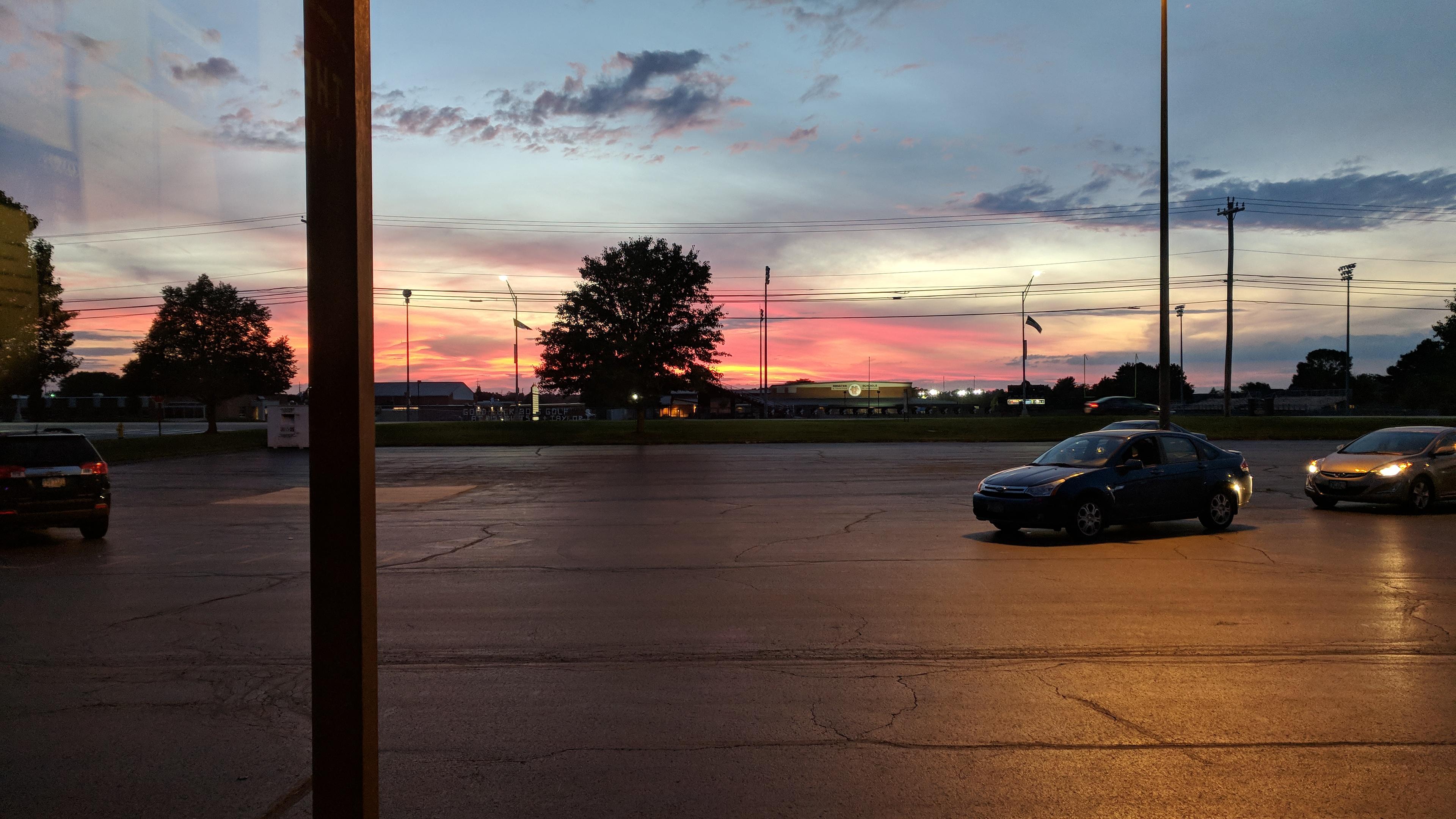 Tonight's sunset is beautiful / Minster ohio r/Ohio