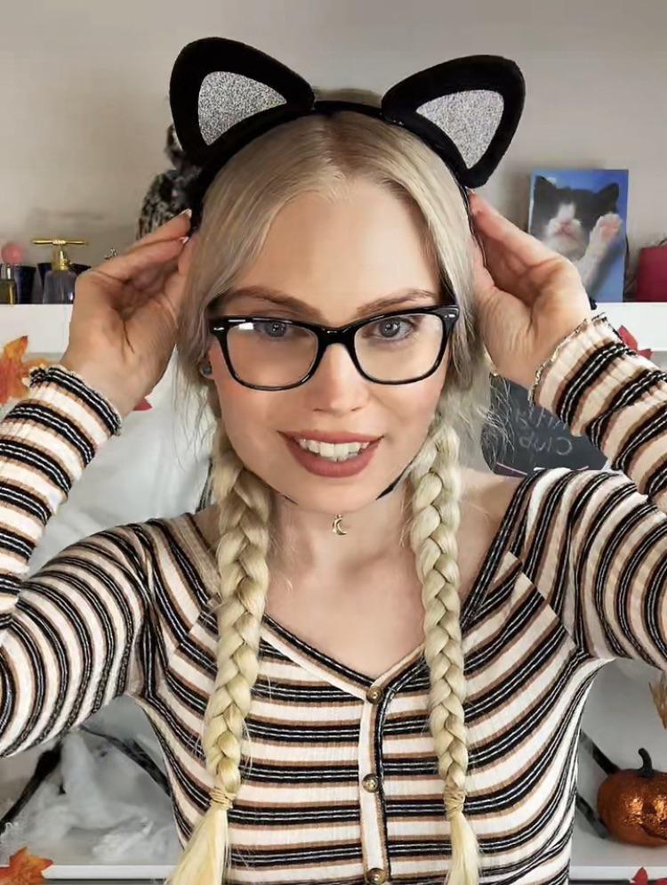 It’s officially autumn in the Kitty club!🍂 Come join in on the fun 😻 : Ittybittyprettykitty