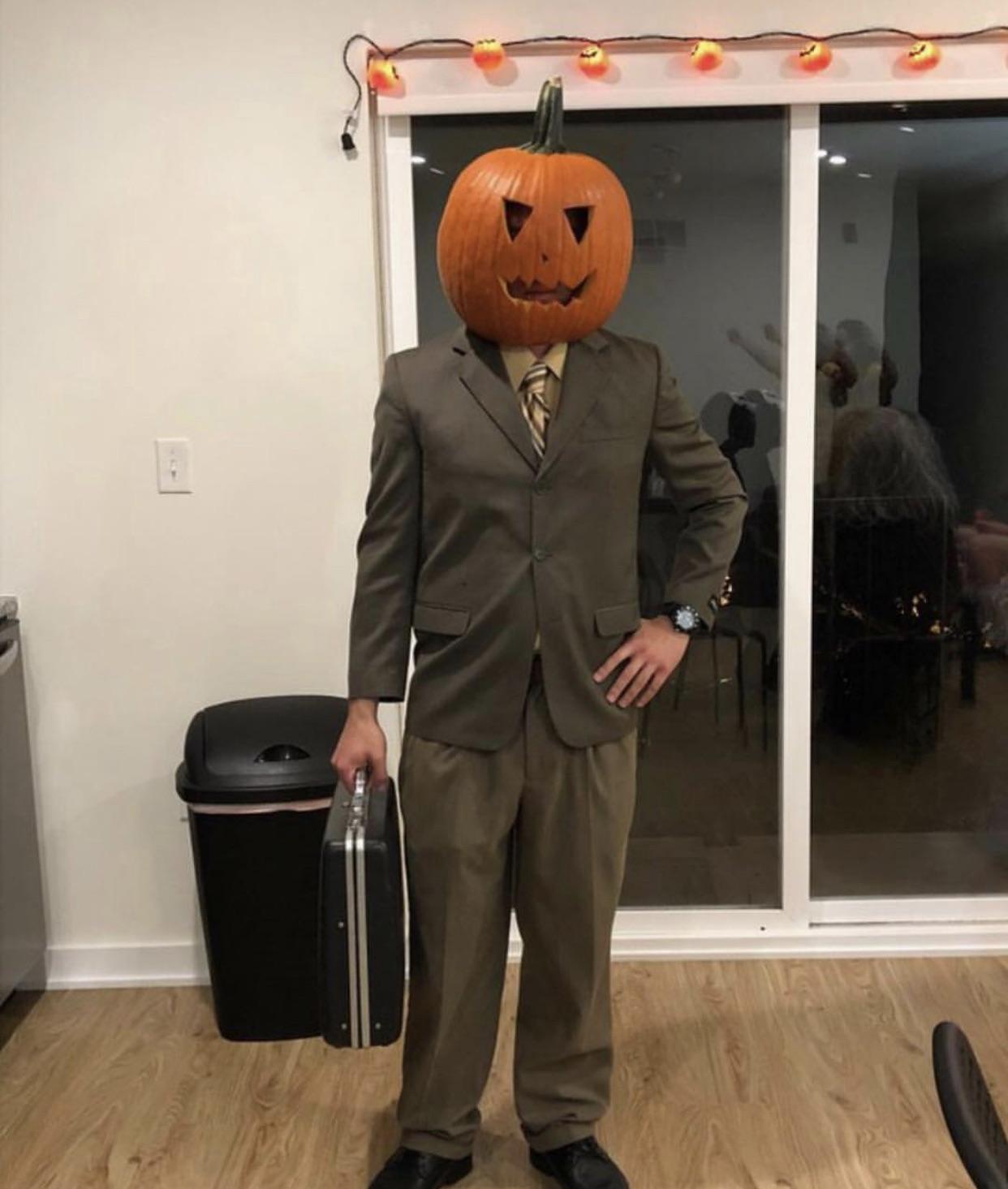 This Dwight costume is 🔥 r/DunderMifflin