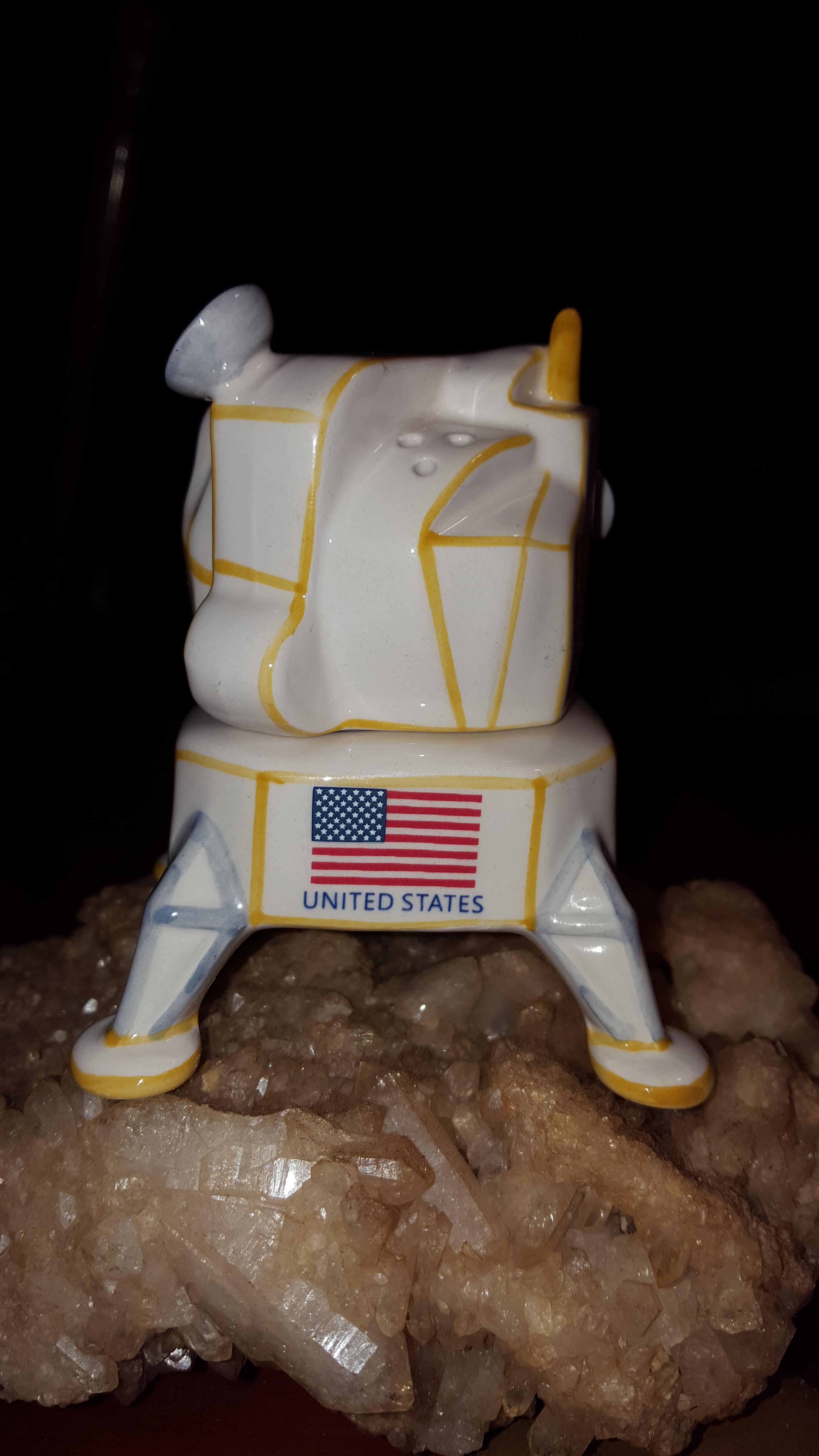 Coolest salt and pepper shaker I've ever seen, Bought at Cracker Barrel. r/nasa