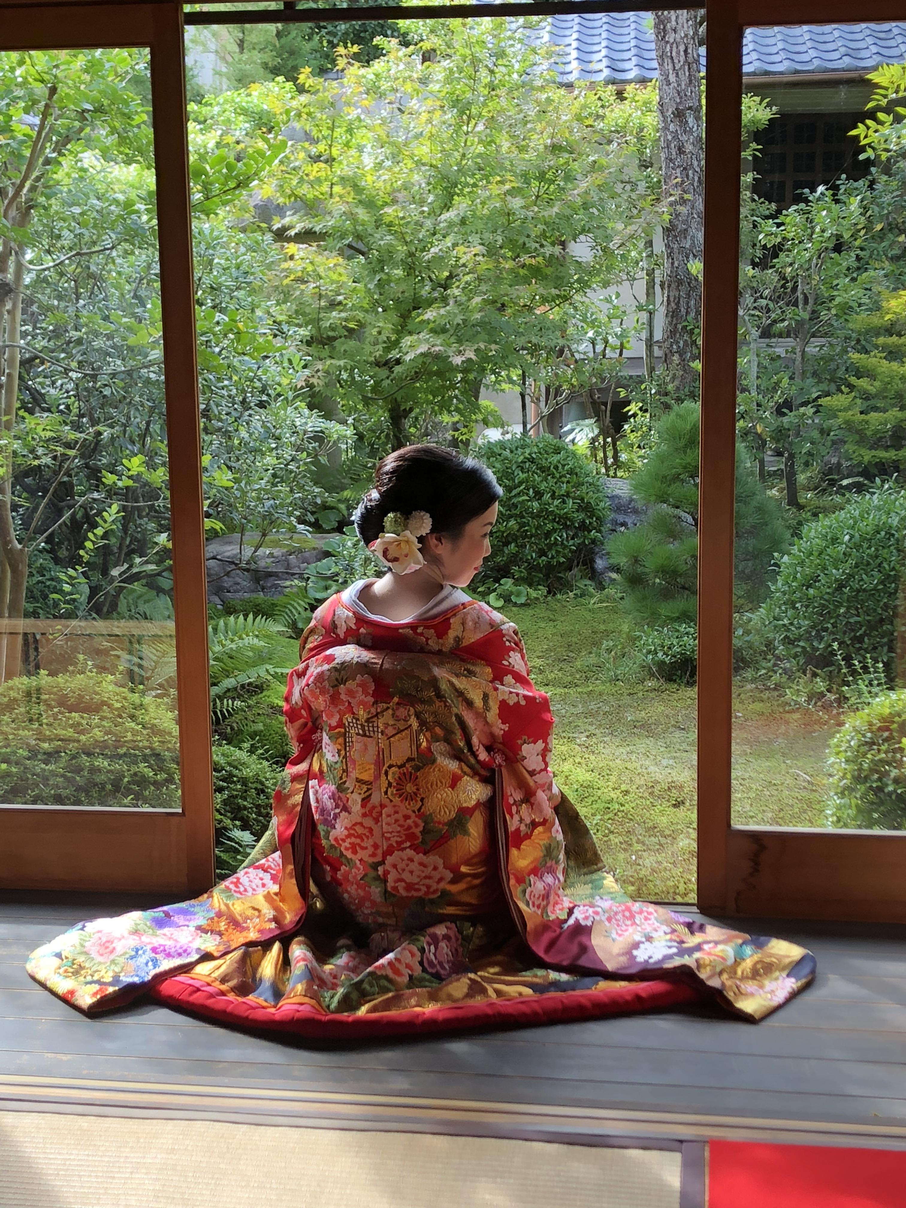 Beautiful Japanese lady in wedding kimono r/japanpics