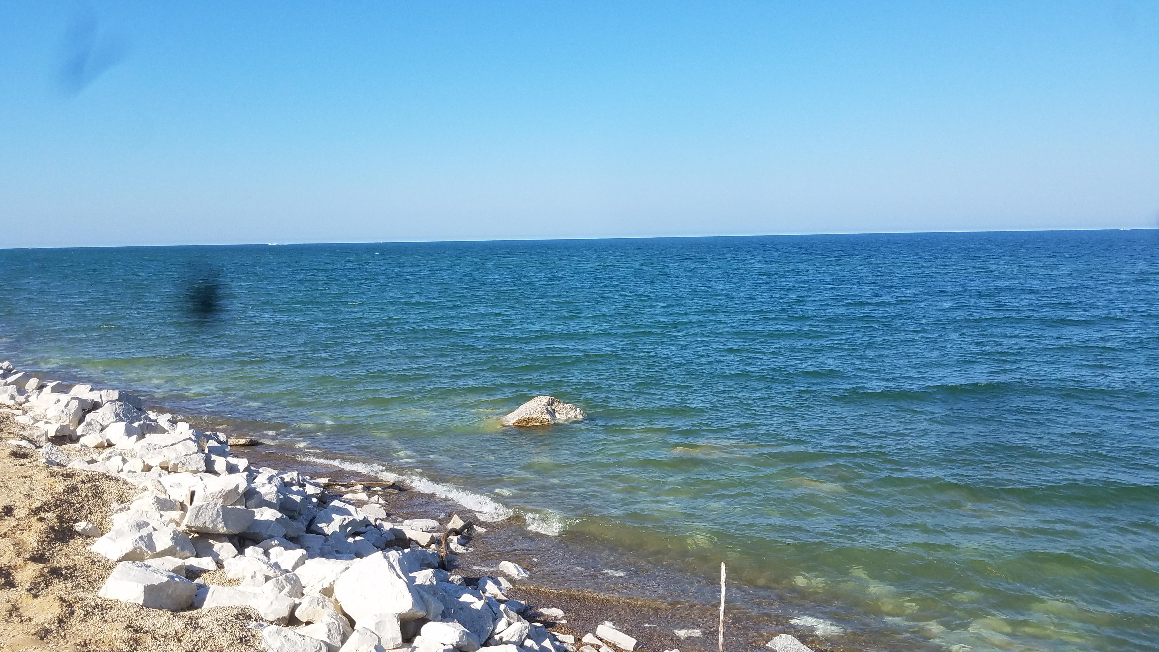 [4032×2268] The blue waters of Lake Michigan from the north Chicagoland