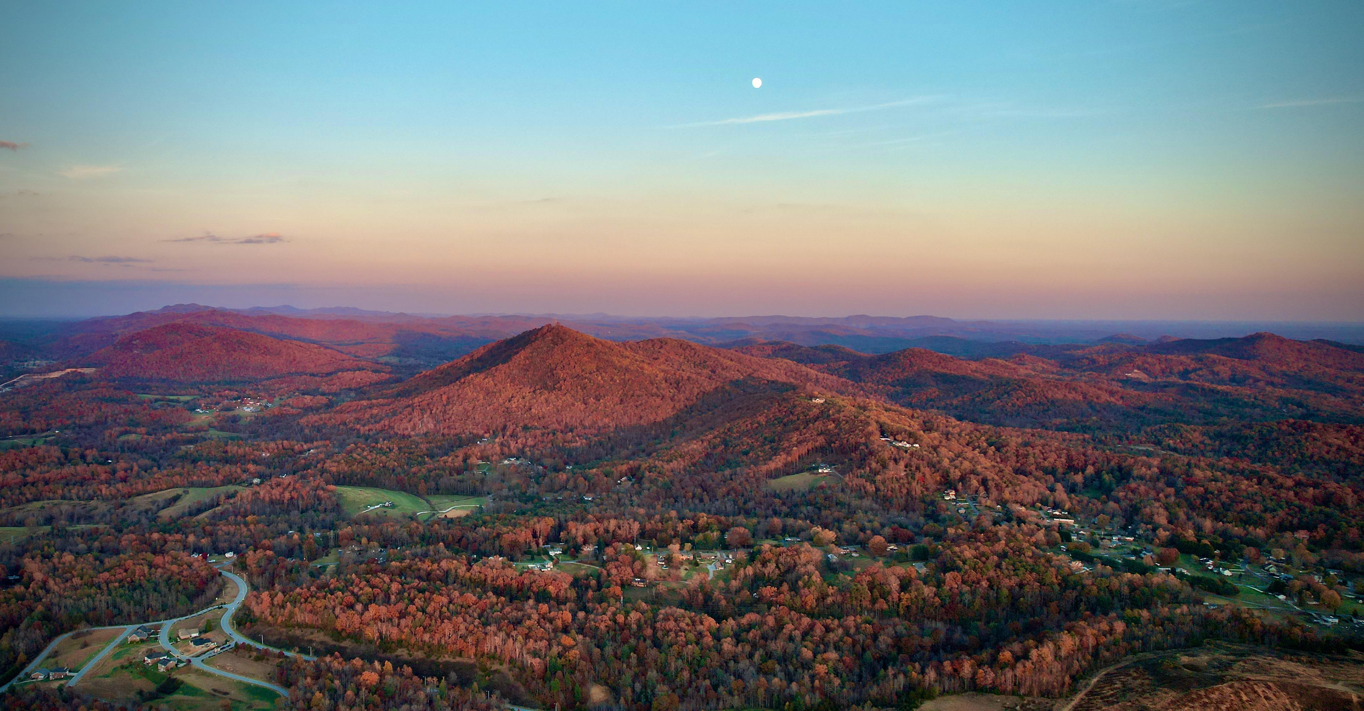 Hibriten Mountain in Lenoir, NC tonight. r/NorthCarolina