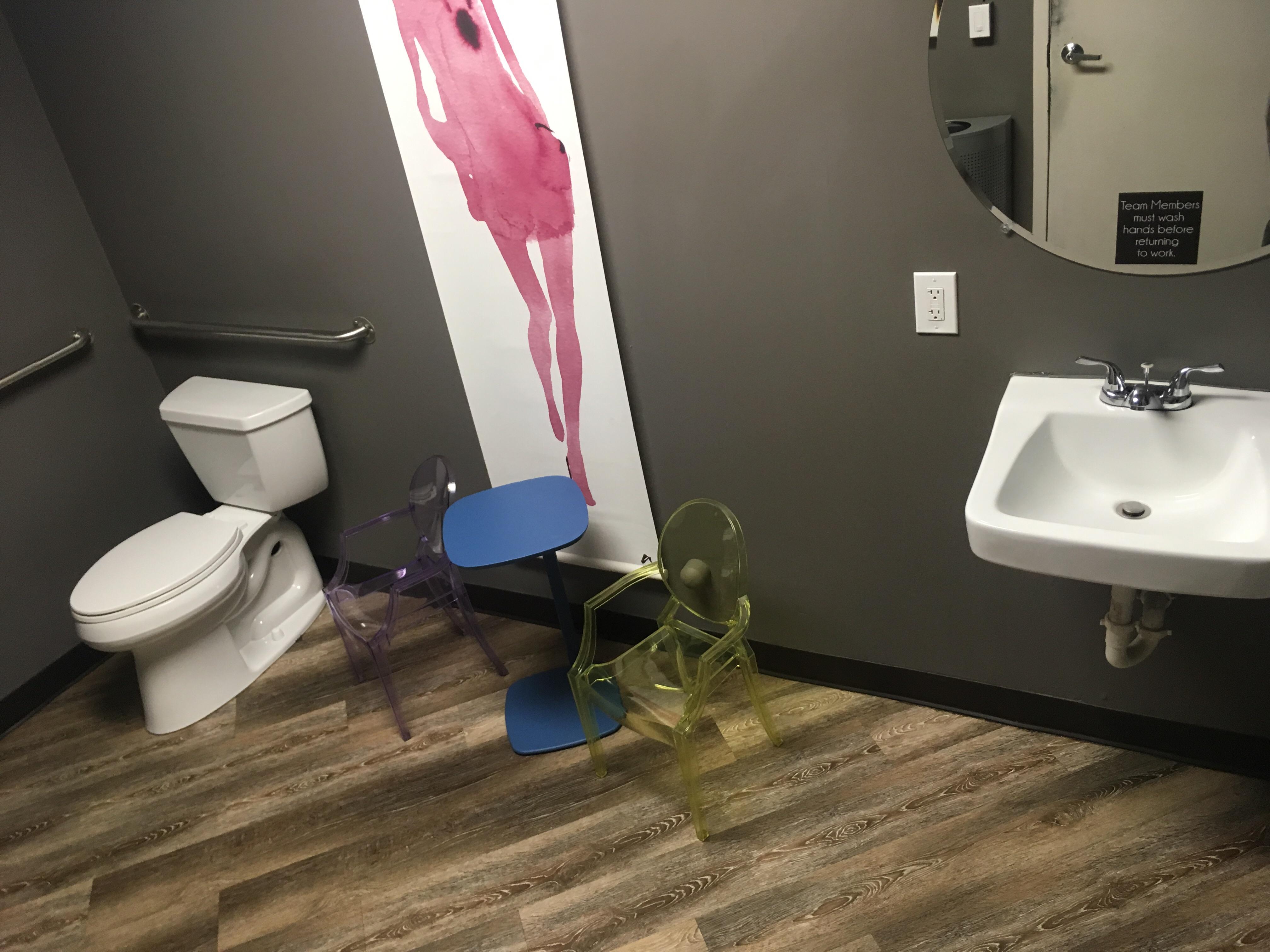 This coffee shop bathroom has a table and chairs r/mildlyinteresting