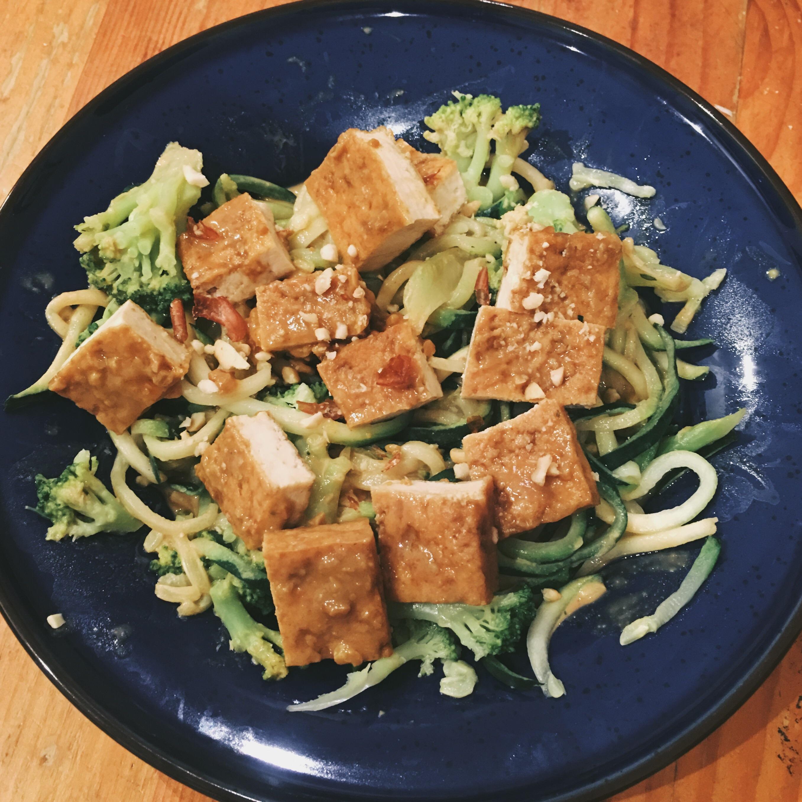 Peanut satay tofu with zoodles and broccoli (420 calories, 34g protein
