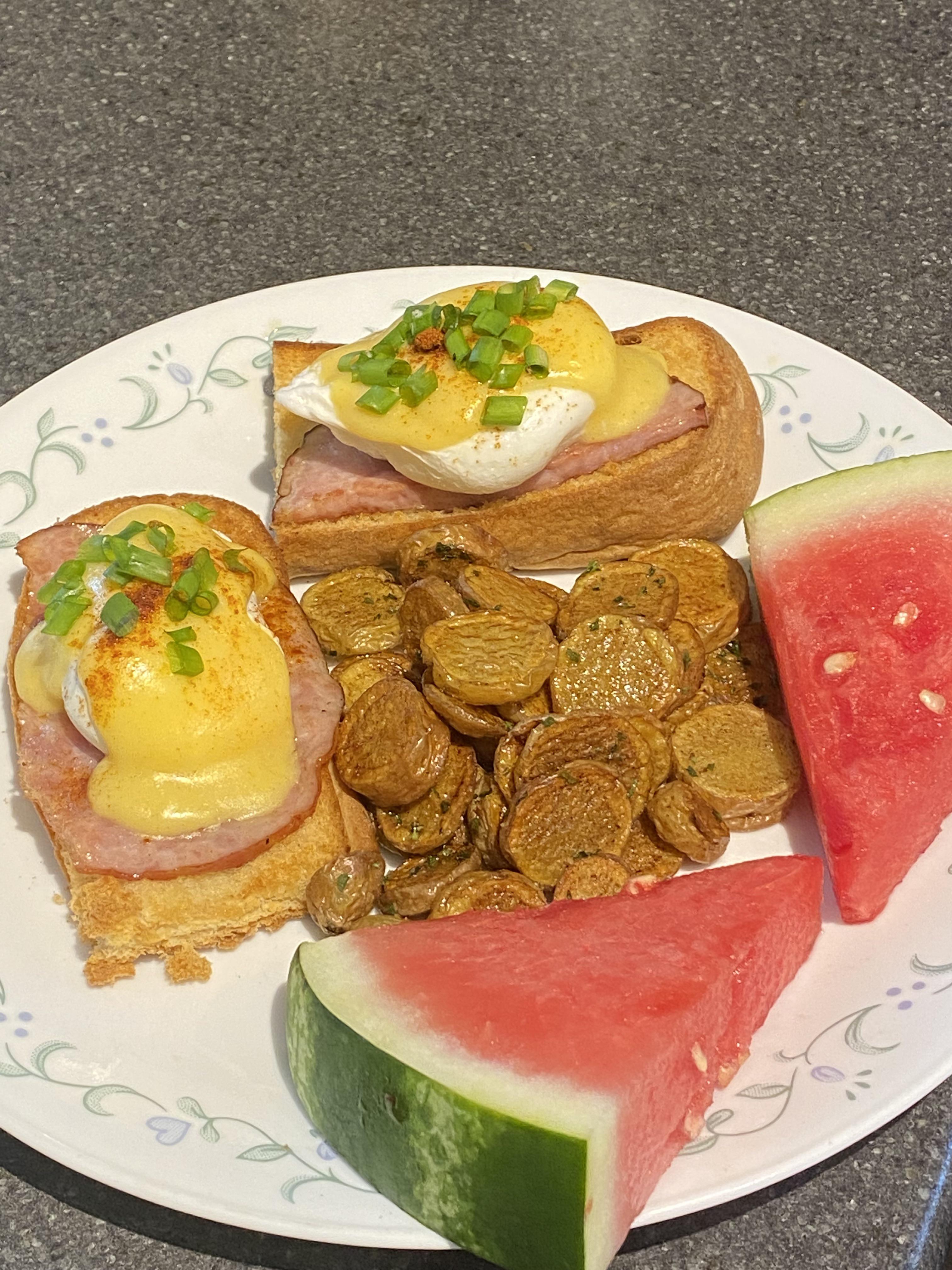 Homemade Eggs Benedict and duck fat fried potatoes r/FoodPorn