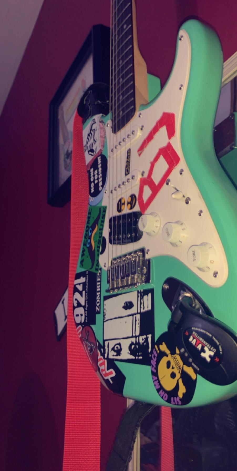 Finally remade Billie Joe Armstrong’s guitar “Blue” r/greenday