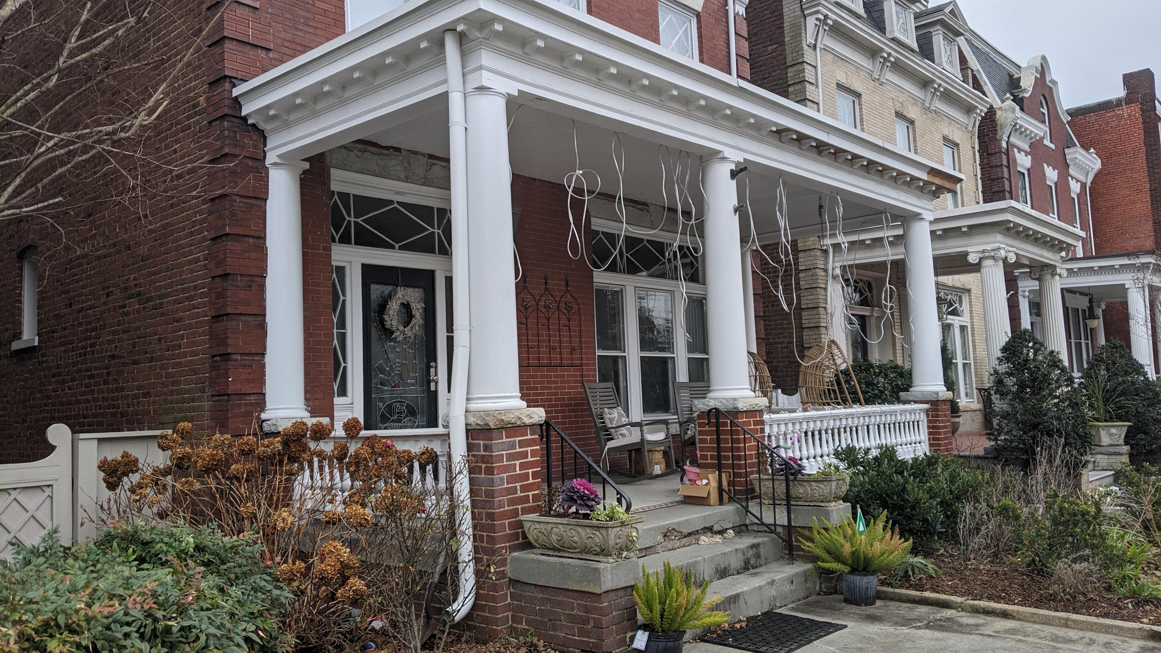 New resident can anyone explain the haphazard Christmas lights around