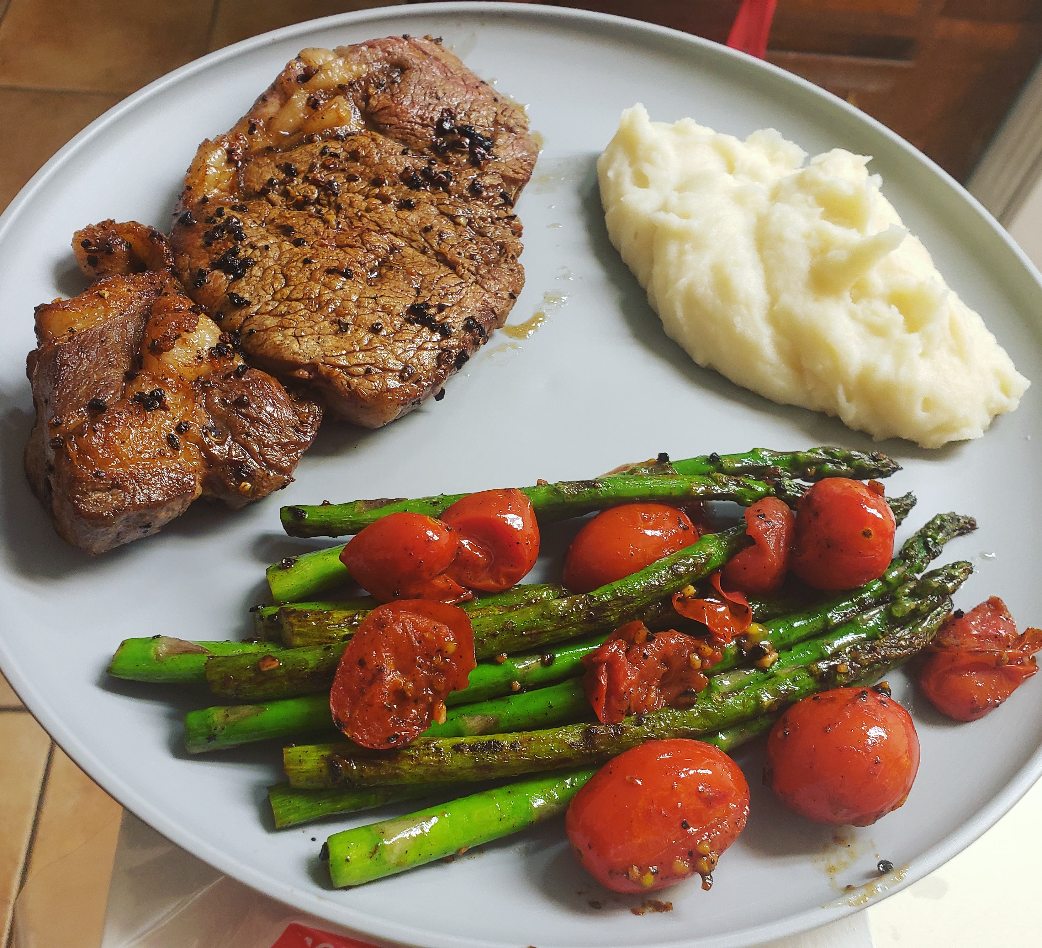 [Homemade] Steak, mashed potatoes, and garlic roasted asparagus and
