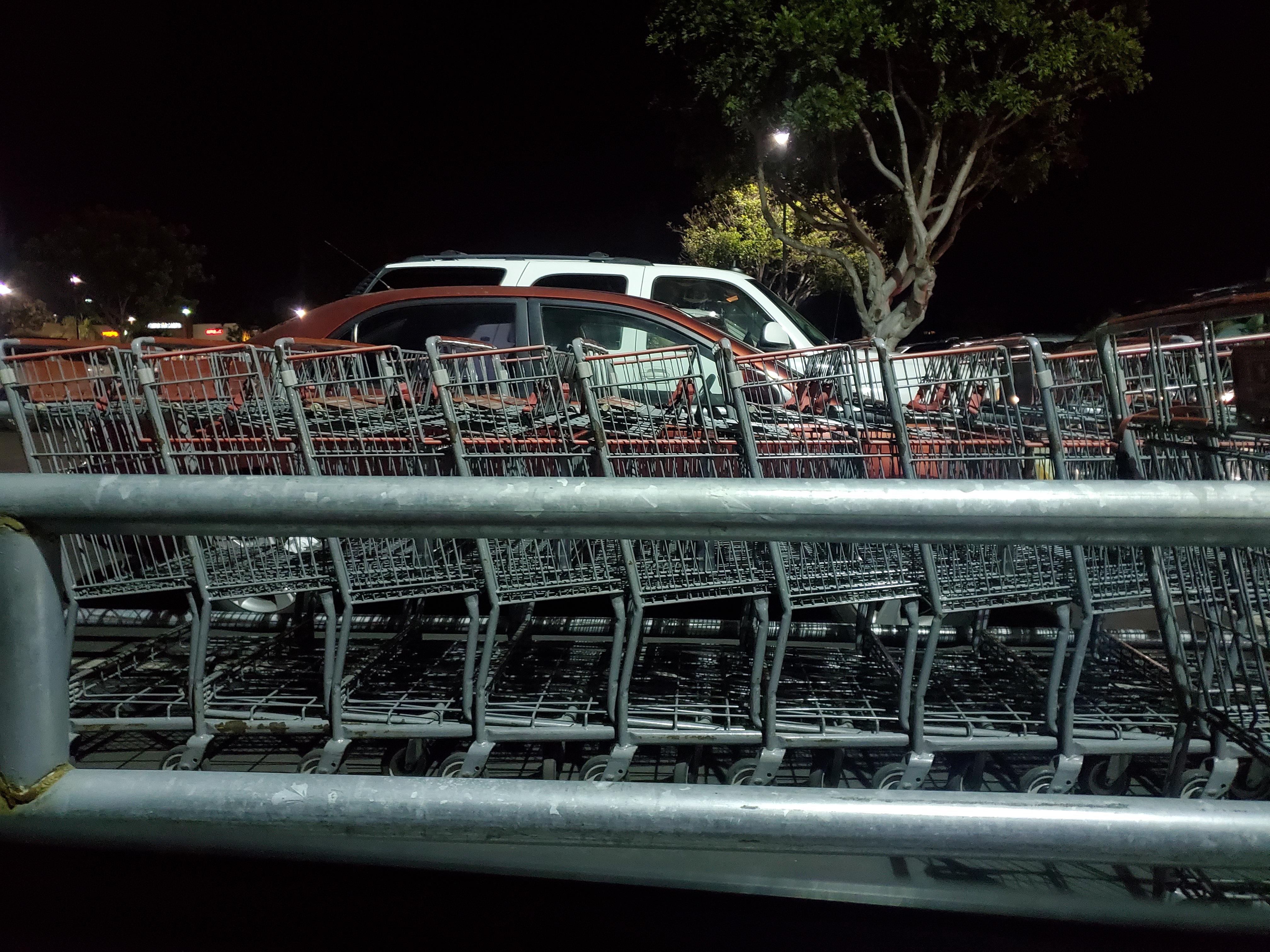 The way these carts at Costco link together r/oddlysatisfying