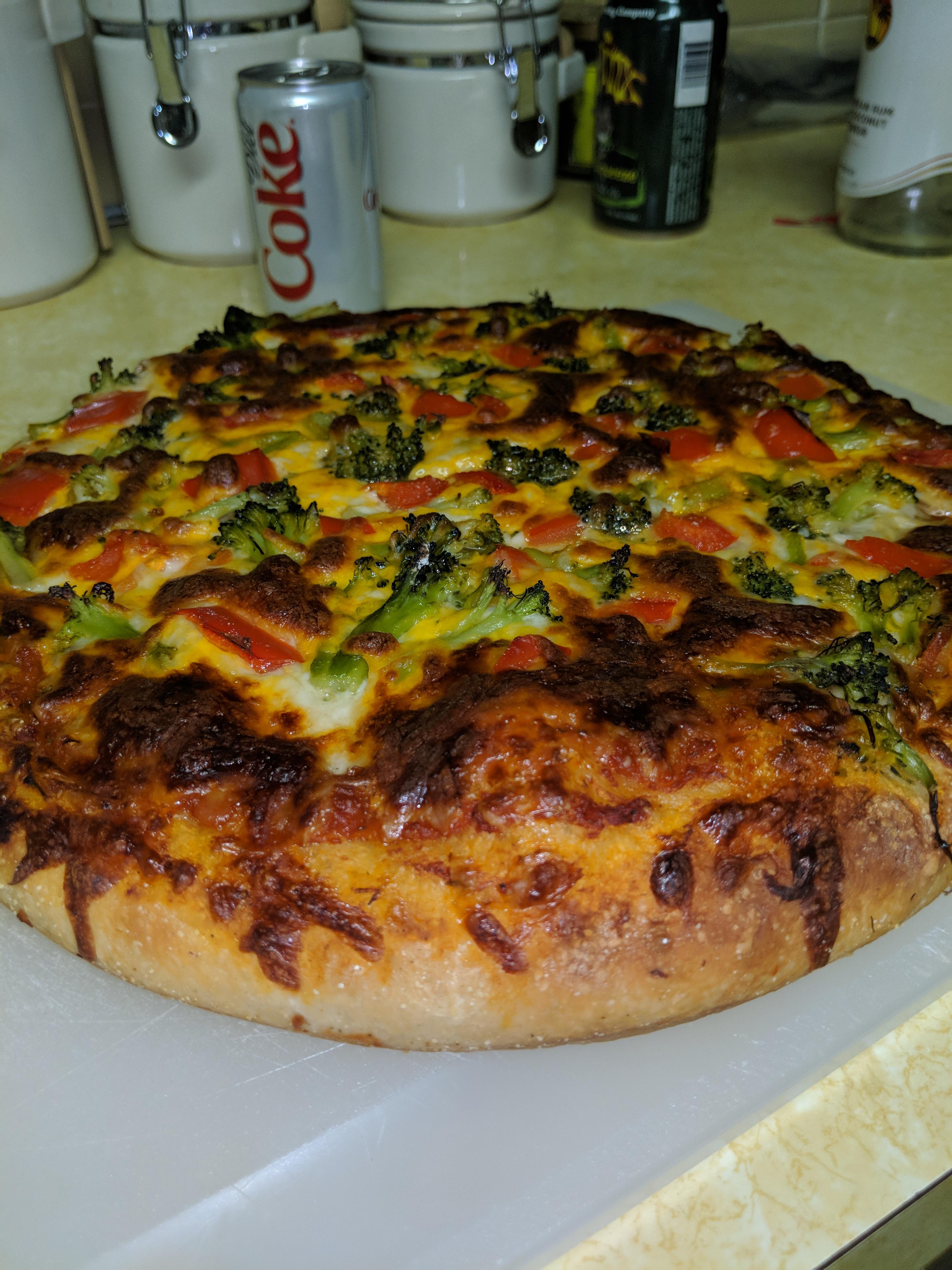 [Homemade] Deep dish pizza with broccoli and red peppers r/food