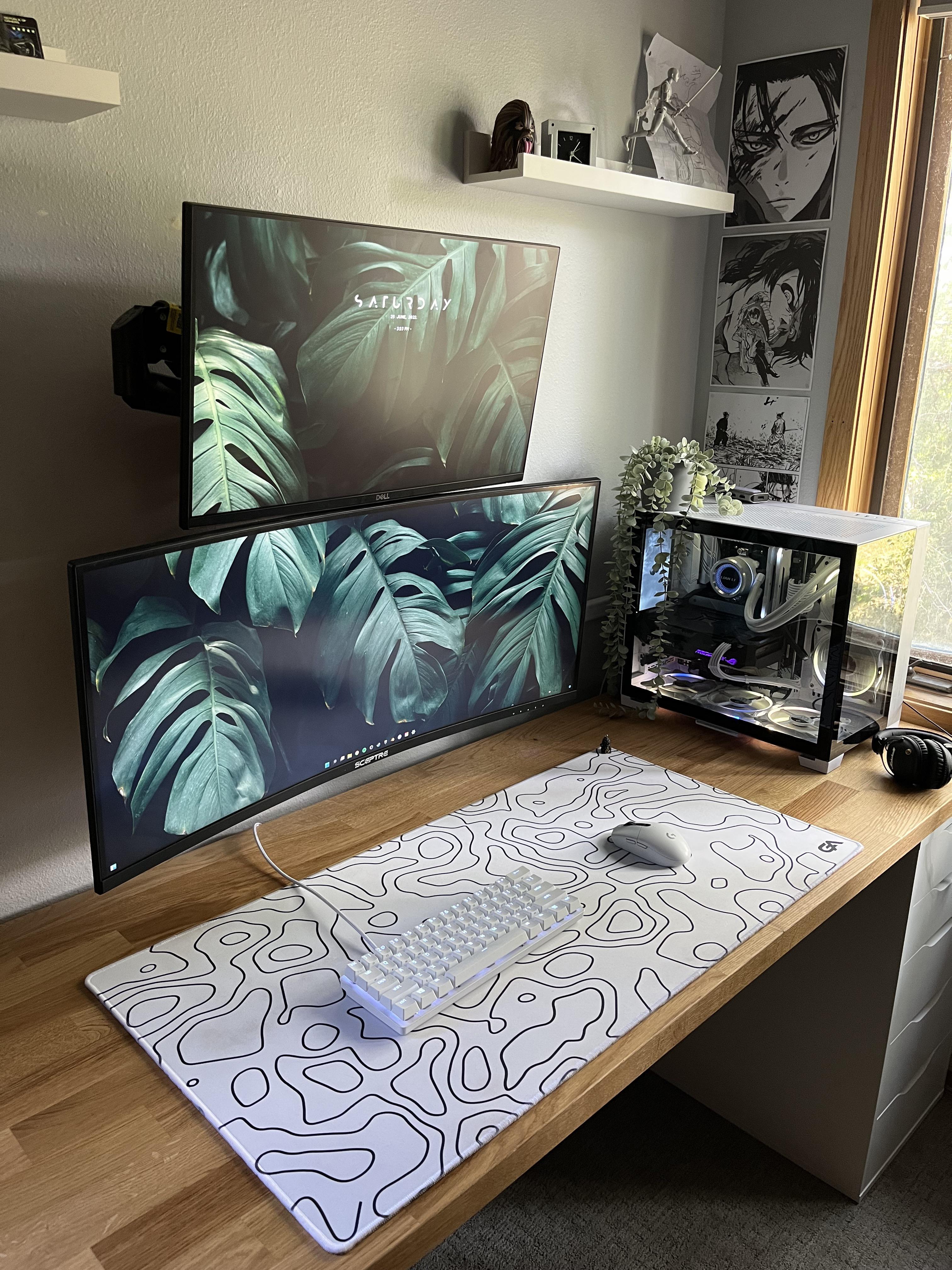 Finally upgraded to a wood desk top battlestations