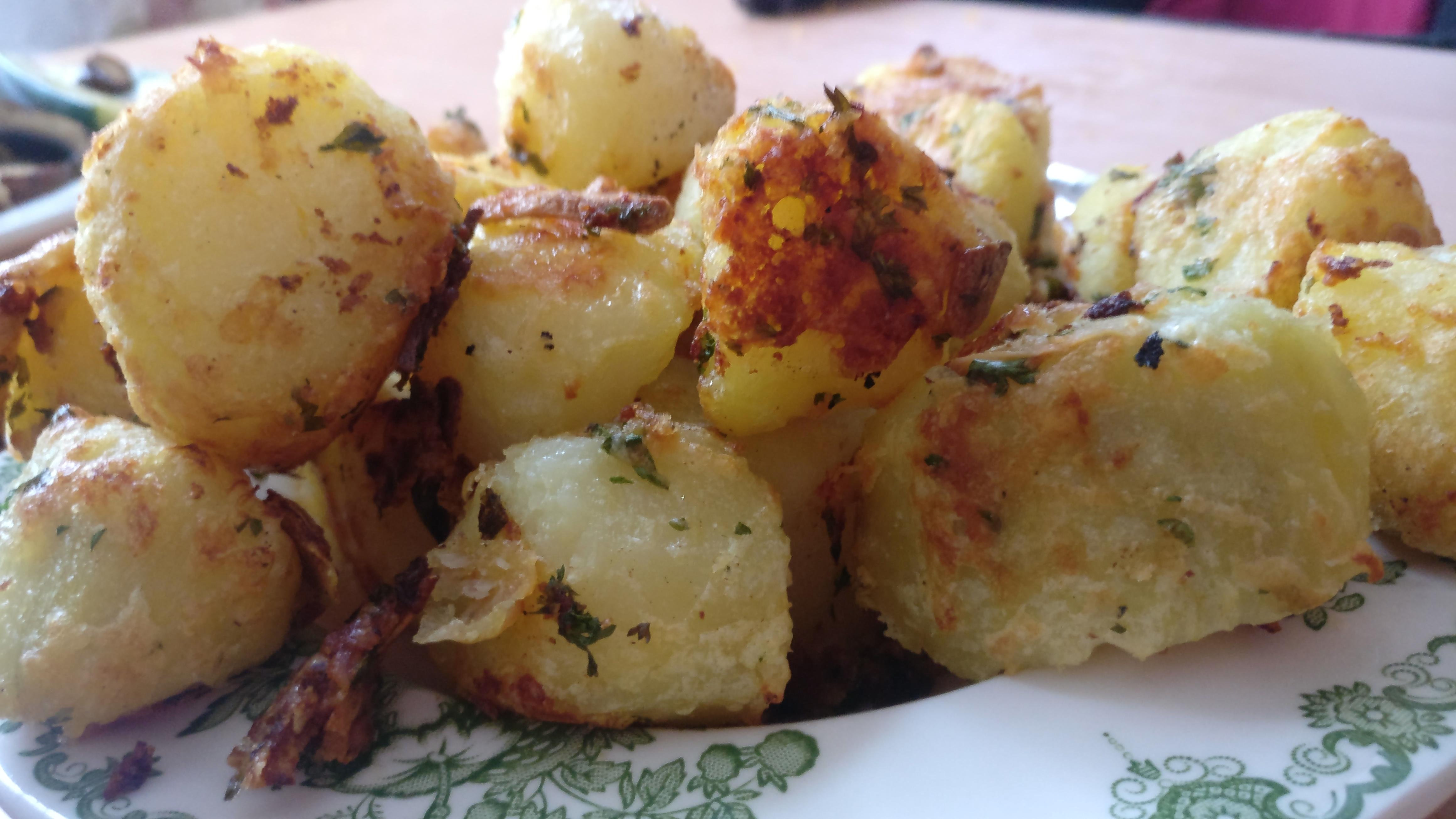 [Homemade] Garlic, Parmesan and Parsley Roast Potatoes r/food