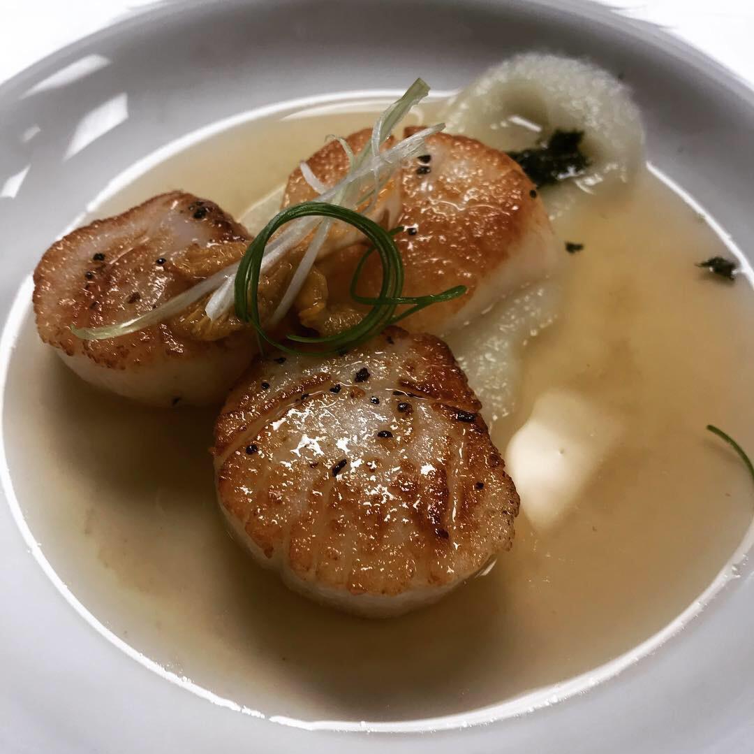 Seared scallops with bacon dashi broth and kohlrabi purée [Homemade