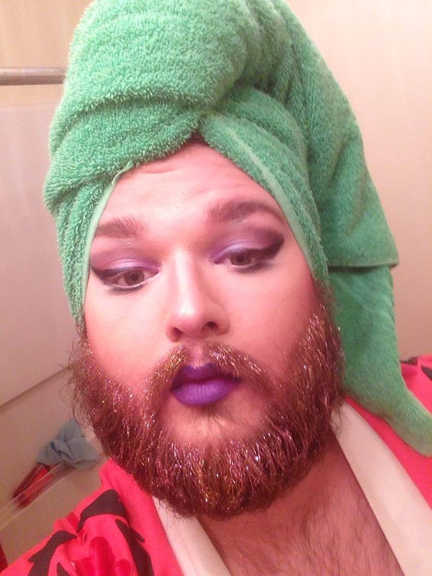 I'm not a drag queen.. but I like playing with makeup. Ignore my trashy