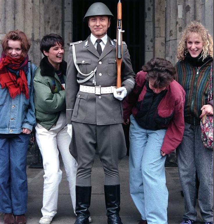 Tourists pose with an EastGerman soldier at the Neue Wache in East