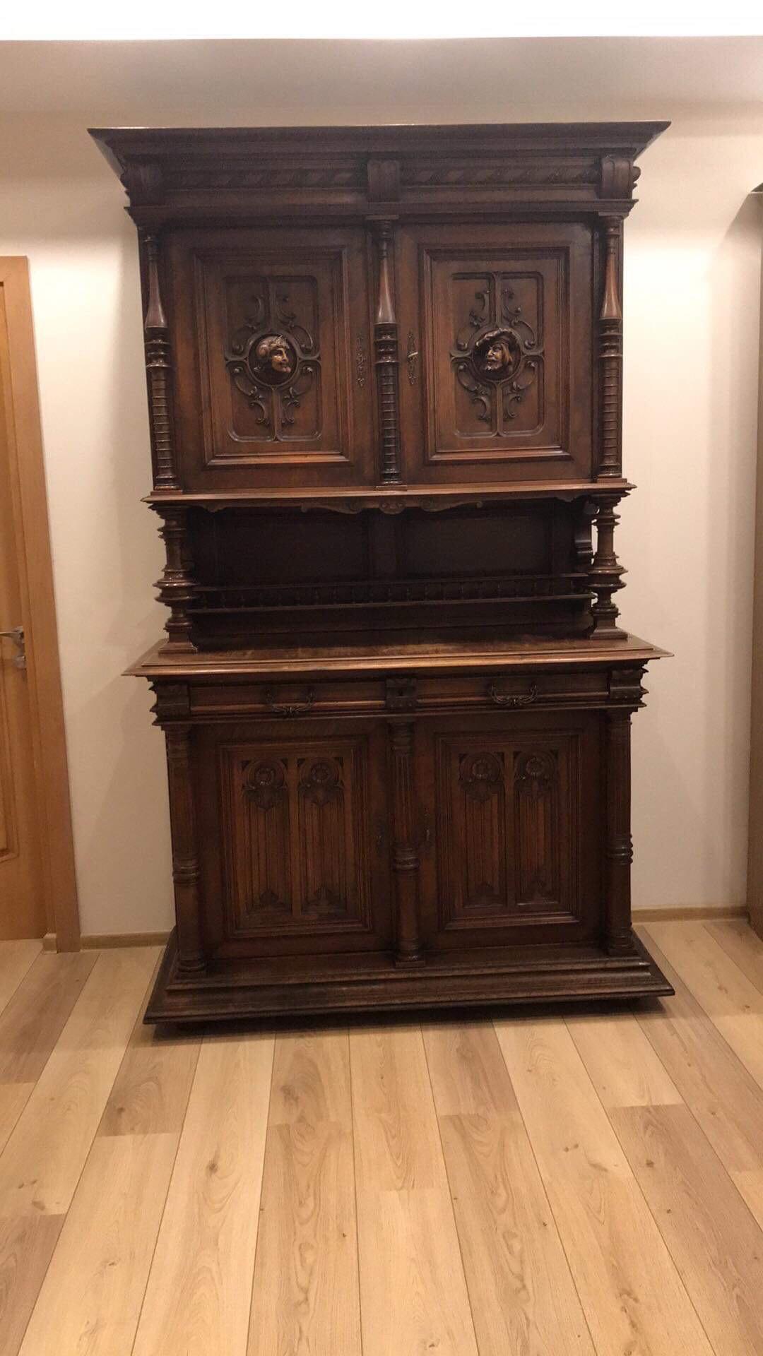 Does this have any value? Dont know anything about antiques help! r